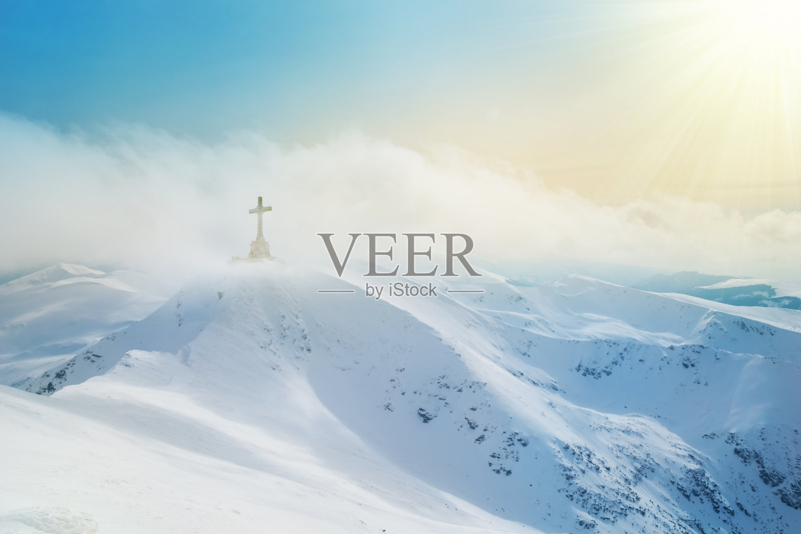 英雄们在冬天穿过布谷吉山顶照片摄影图片