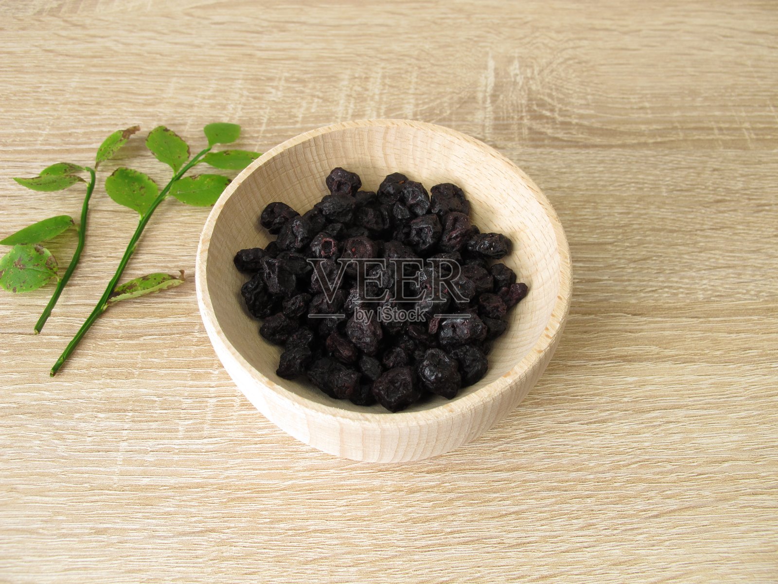 木碗里的蓝莓干照片摄影图片