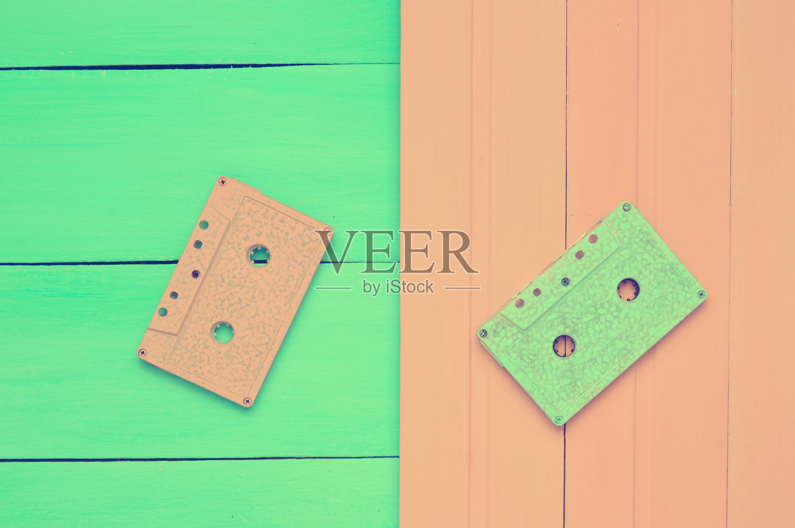 两盒磁带，背景是蓝粉色的木粉。极简主义的趋势。前视图。照片摄影图片