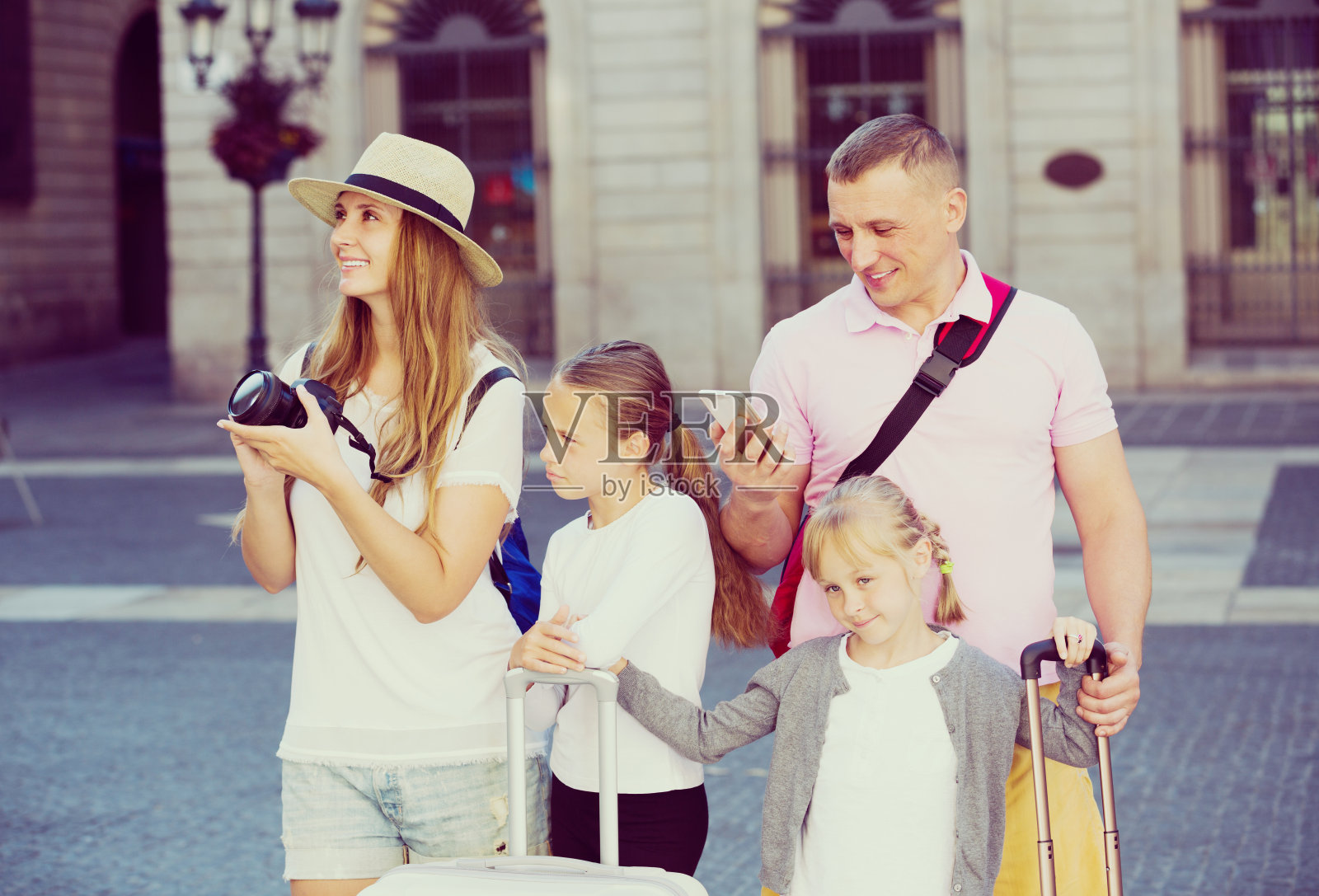 有两个孩子在用智能手机的快乐父母照片摄影图片