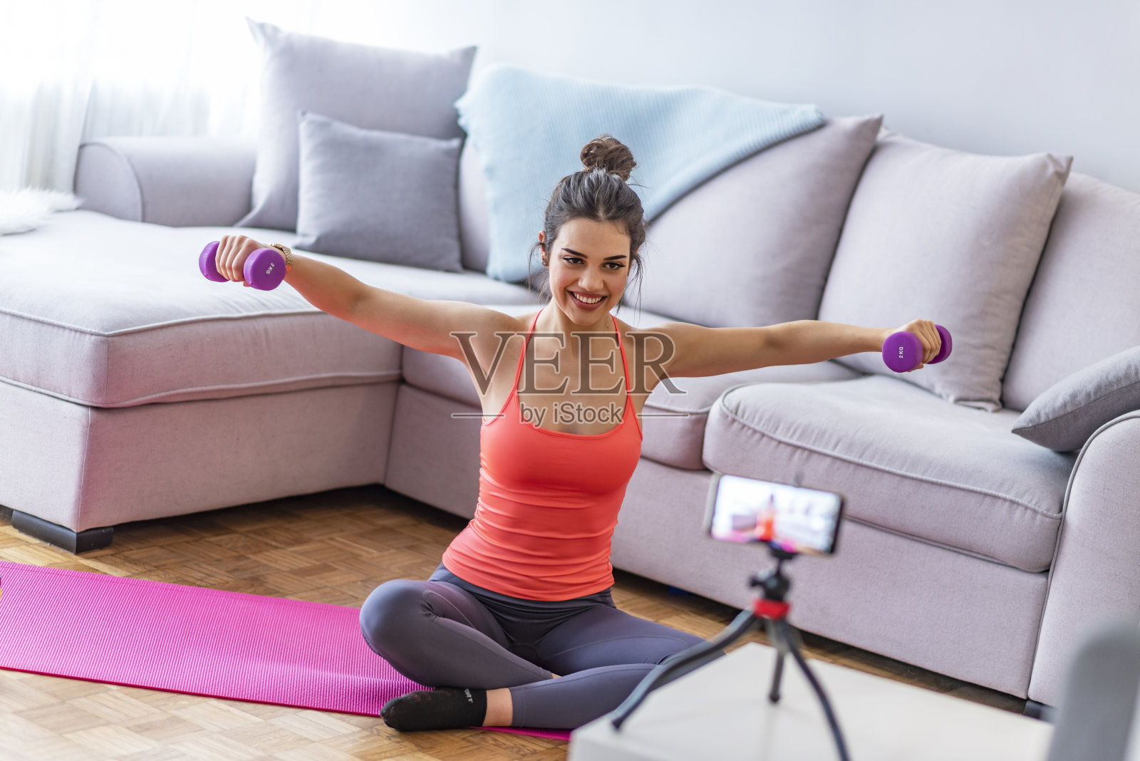 年轻女子在家做健身训练照片摄影图片