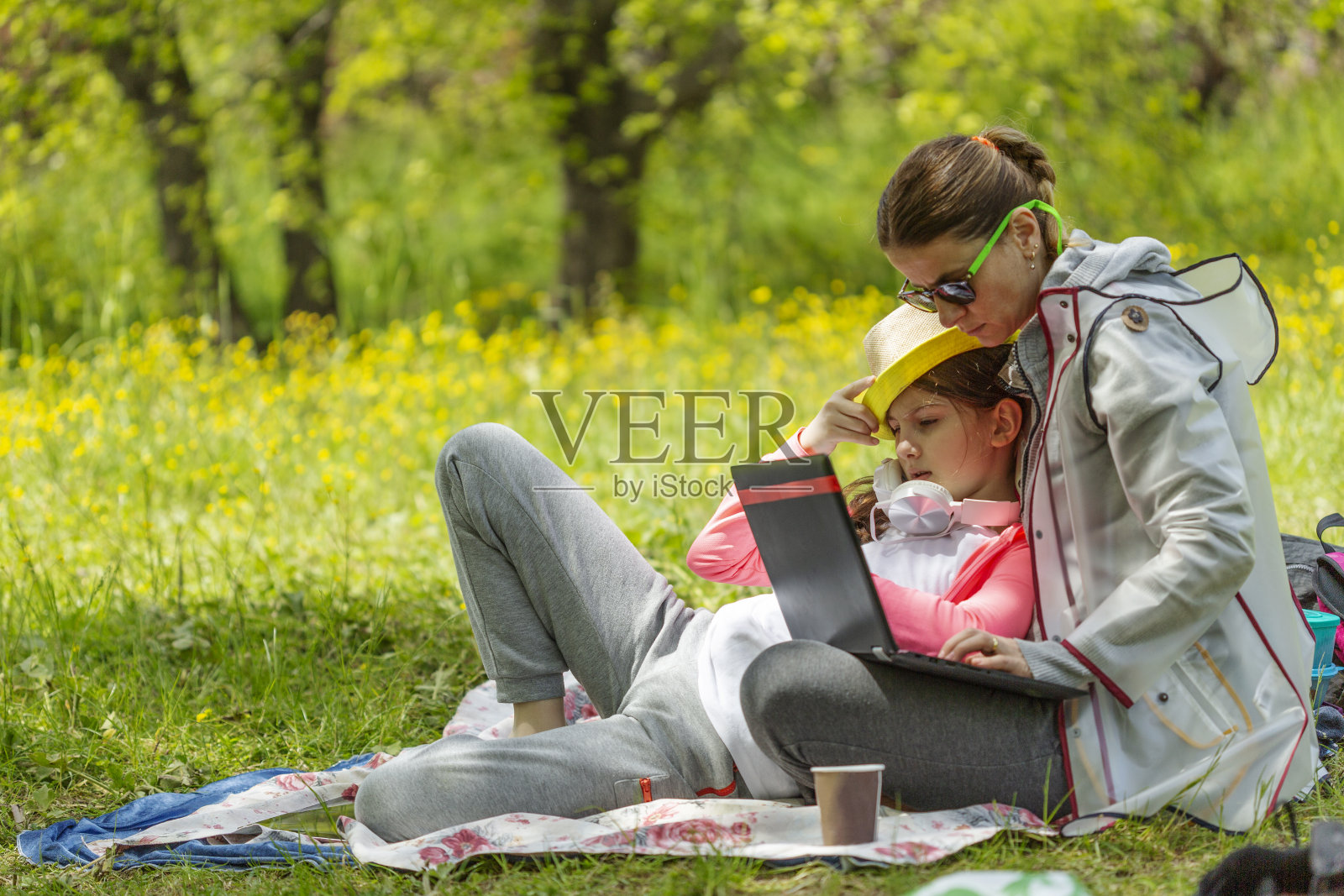 一家人在森林里野餐照片摄影图片