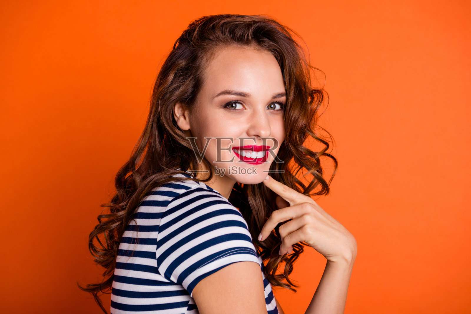 温柔浪漫温柔温柔的特写照片享受她的空闲时间用手指触摸脸颊害羞善良诚实真诚的女朋友孤立明亮生动的背景照片摄影图片