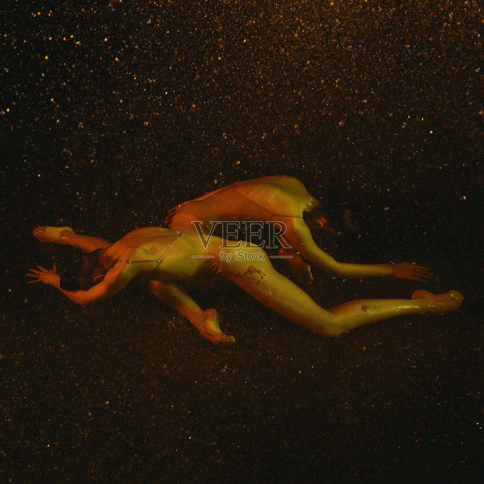 两个年轻的芭蕾舞女演员在水珠下照片摄影图片