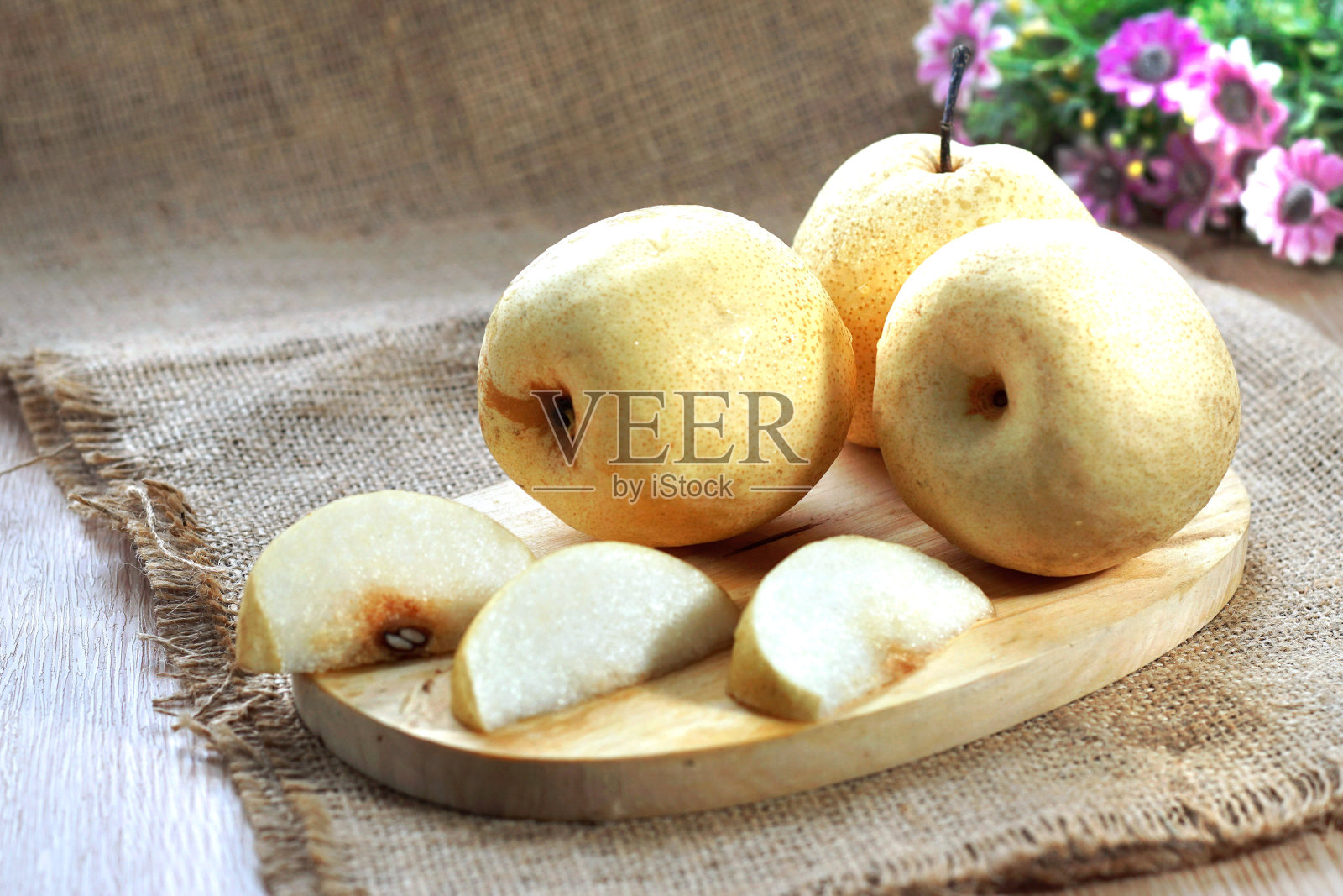 新鲜的金梨放在砧板上，上桌照片摄影图片