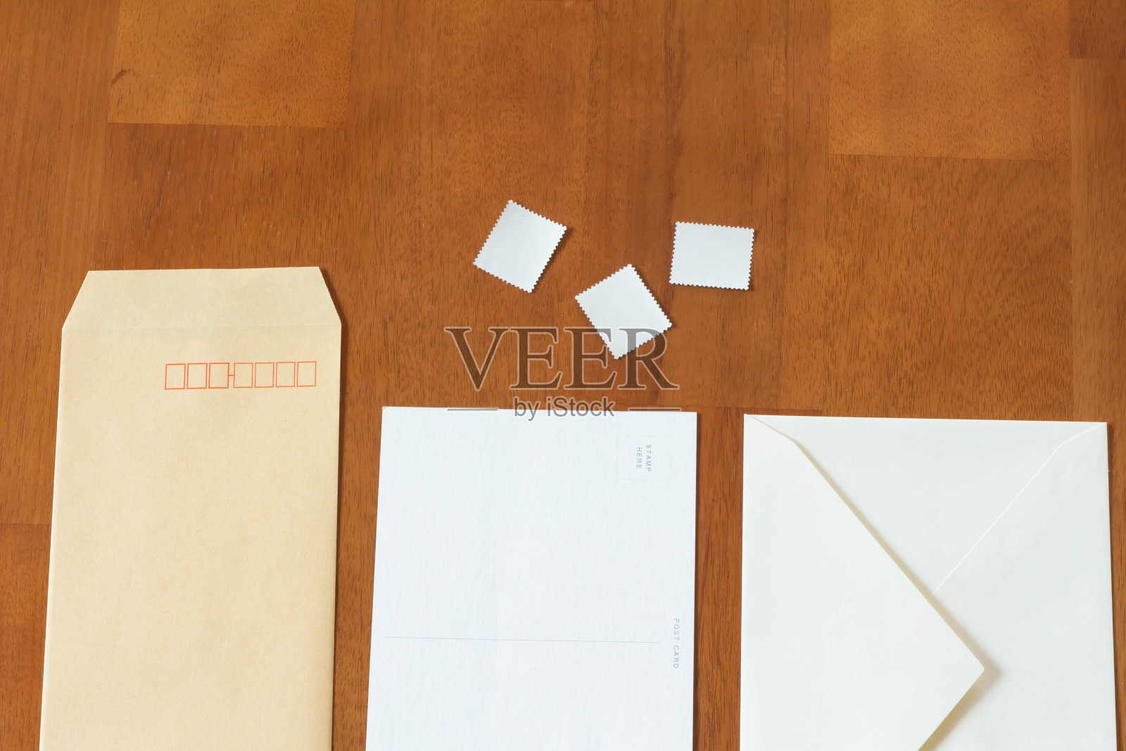 邮票、明信片、钢笔和信封照片摄影图片