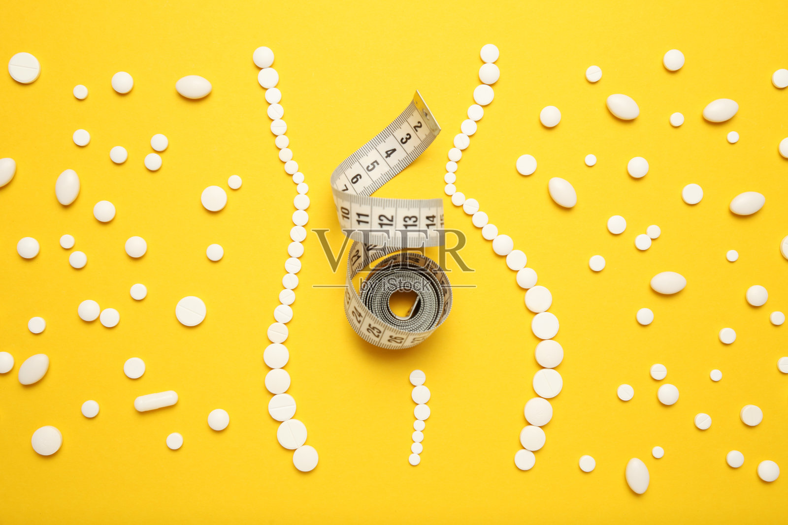 用药丸减肥，燃烧脂肪。减肥理念，不劳而获的瘦身。维生素药物照片摄影图片