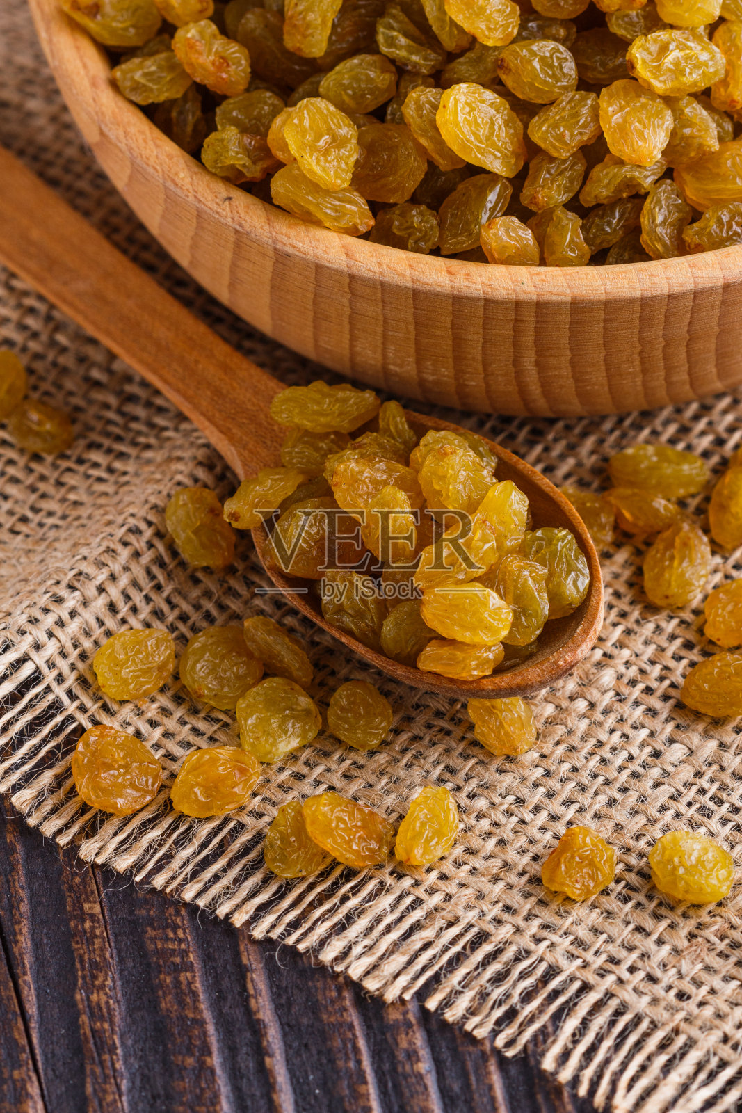 木制的乡村背景上放着金色的葡萄干照片摄影图片