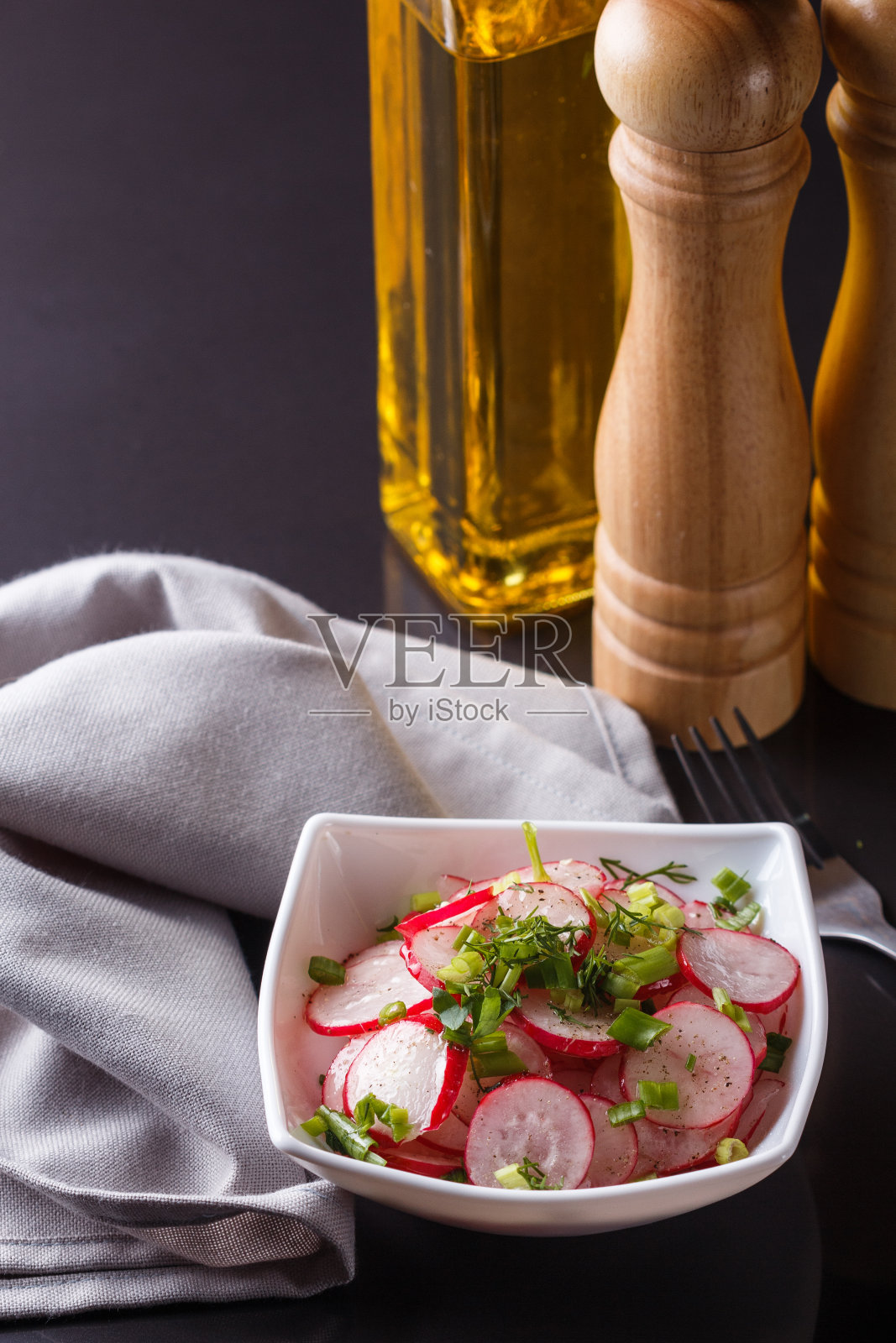 黑底白碗里的萝卜沙拉照片摄影图片