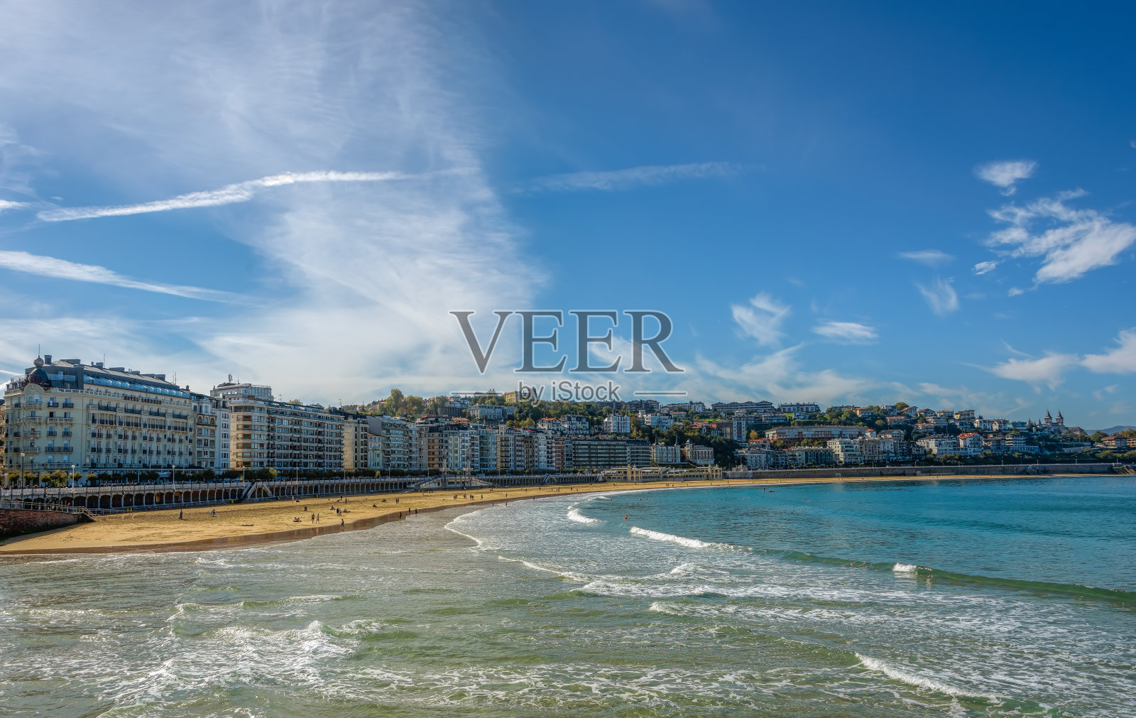 西班牙圣塞巴斯蒂安的拉孔查湾和海滩照片摄影图片