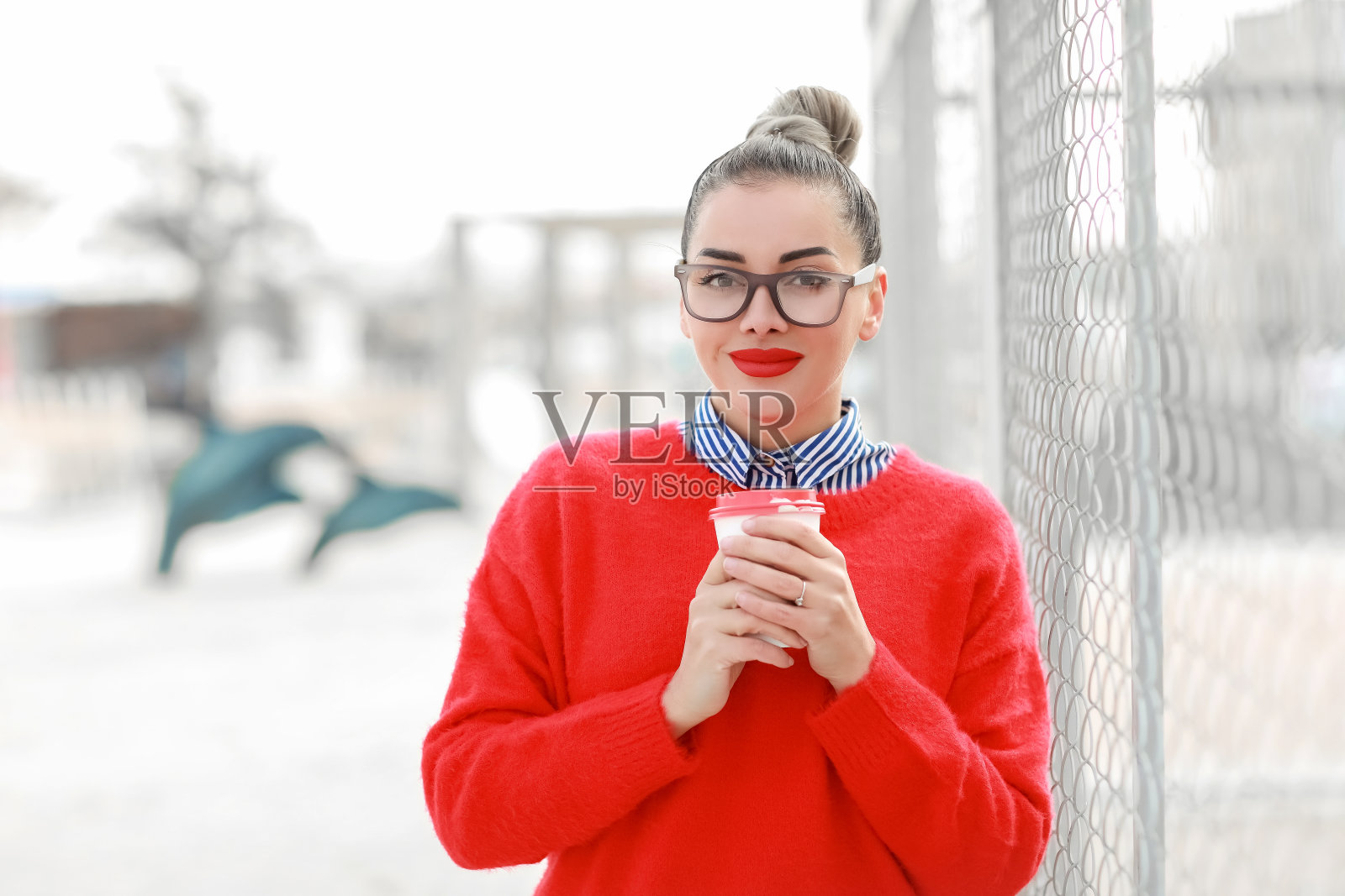 一个戴眼镜，喝咖啡的漂亮女人照片摄影图片