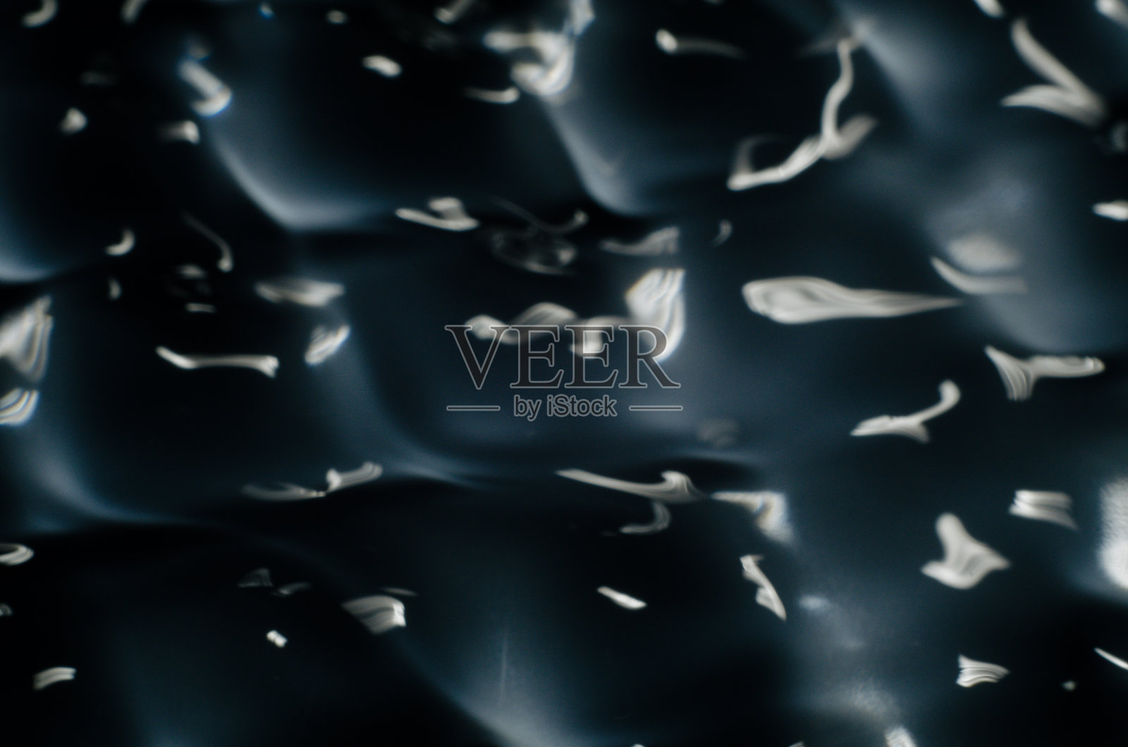 在432赫兹的振动影响下，近距离观察水的纹理照片摄影图片