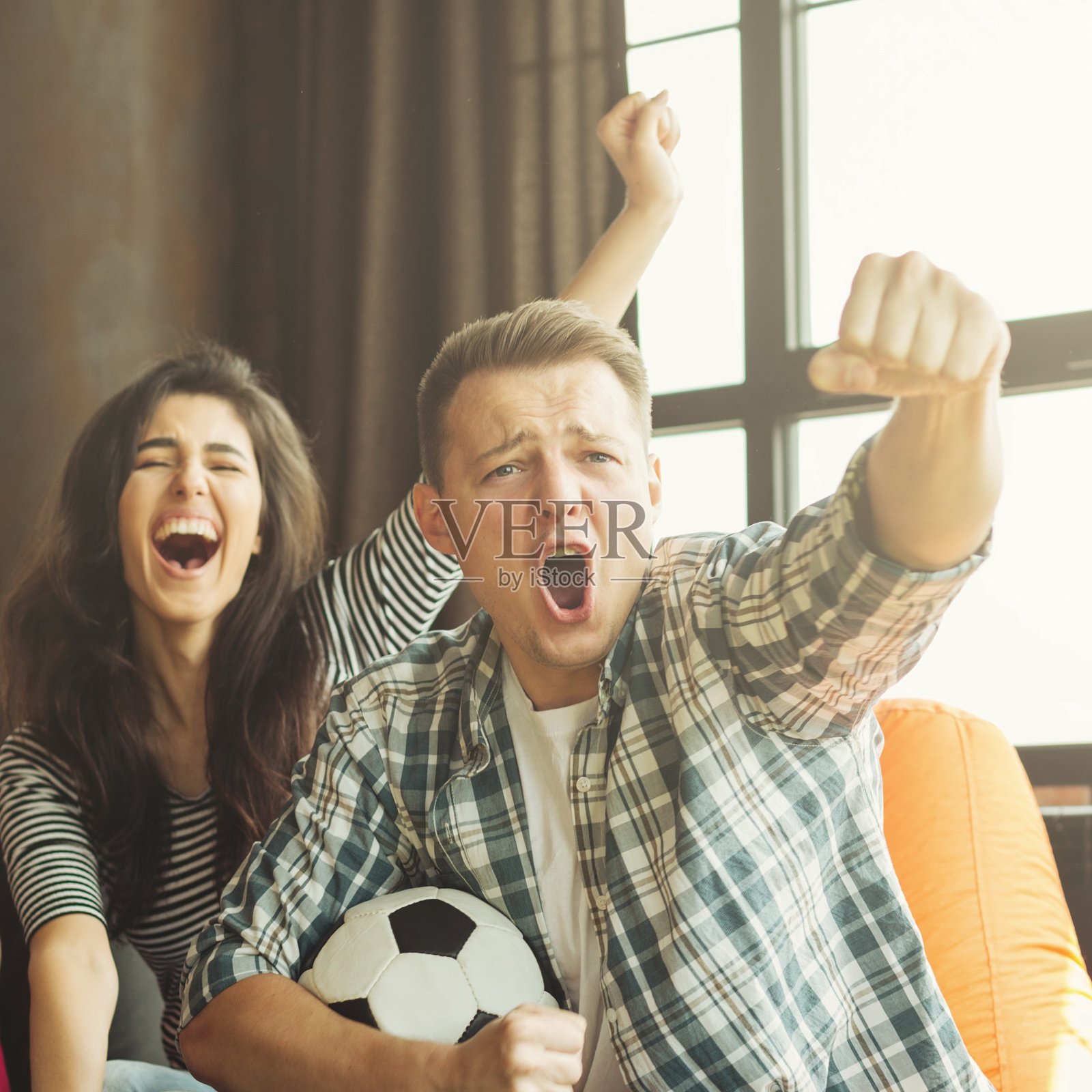 男球迷和女球迷在看比赛照片摄影图片