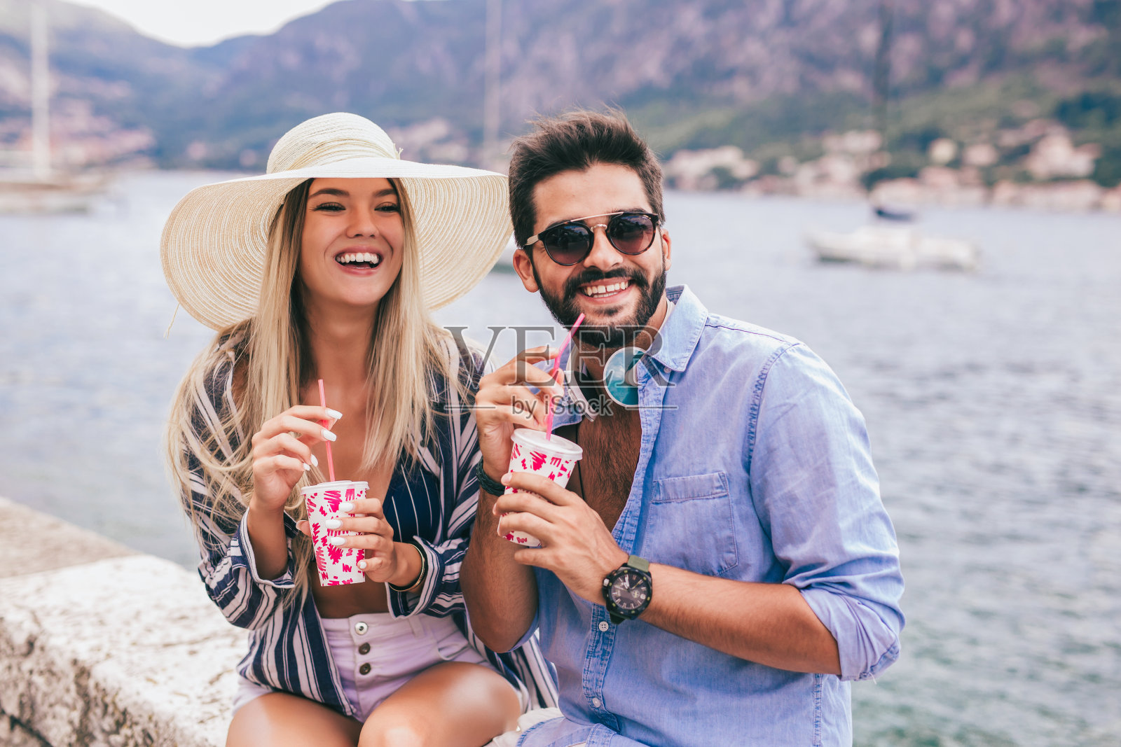 一对相爱的情侣，在海边享受夏日时光。照片摄影图片