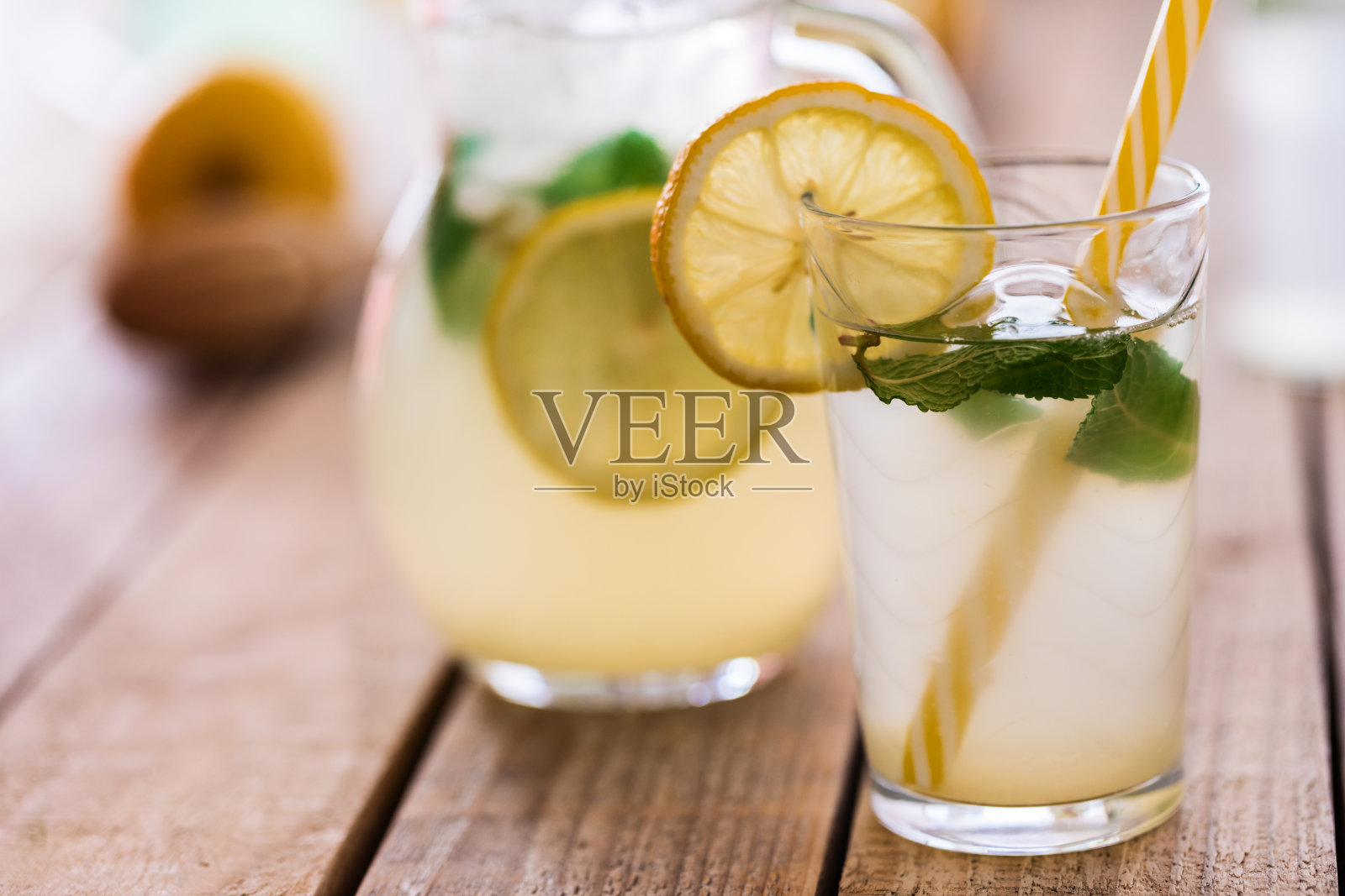 玻璃杯里的新鲜柠檬水，特写照片摄影图片