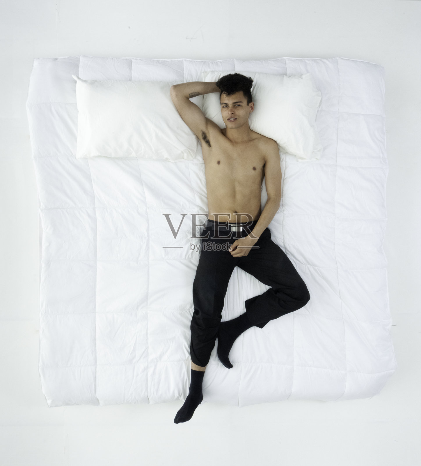 赤裸上身的男人躺在床上照片摄影图片