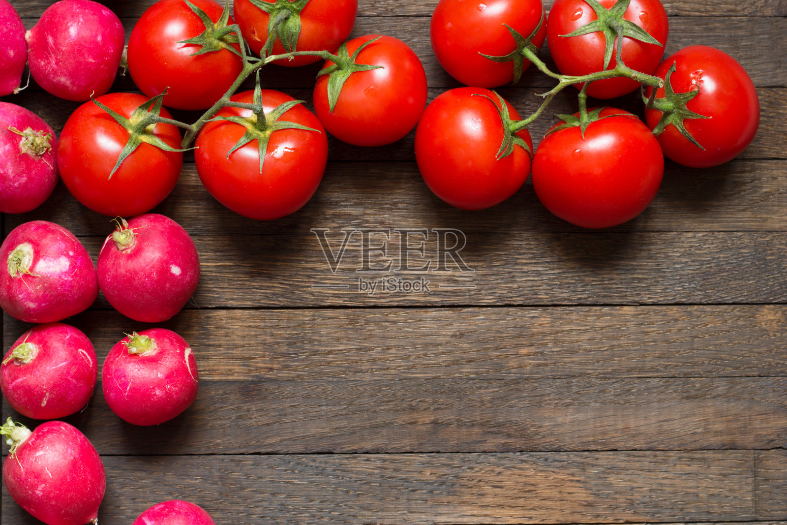 农业背景与复制空间。新鲜的蔬菜放在木桌上。照片摄影图片