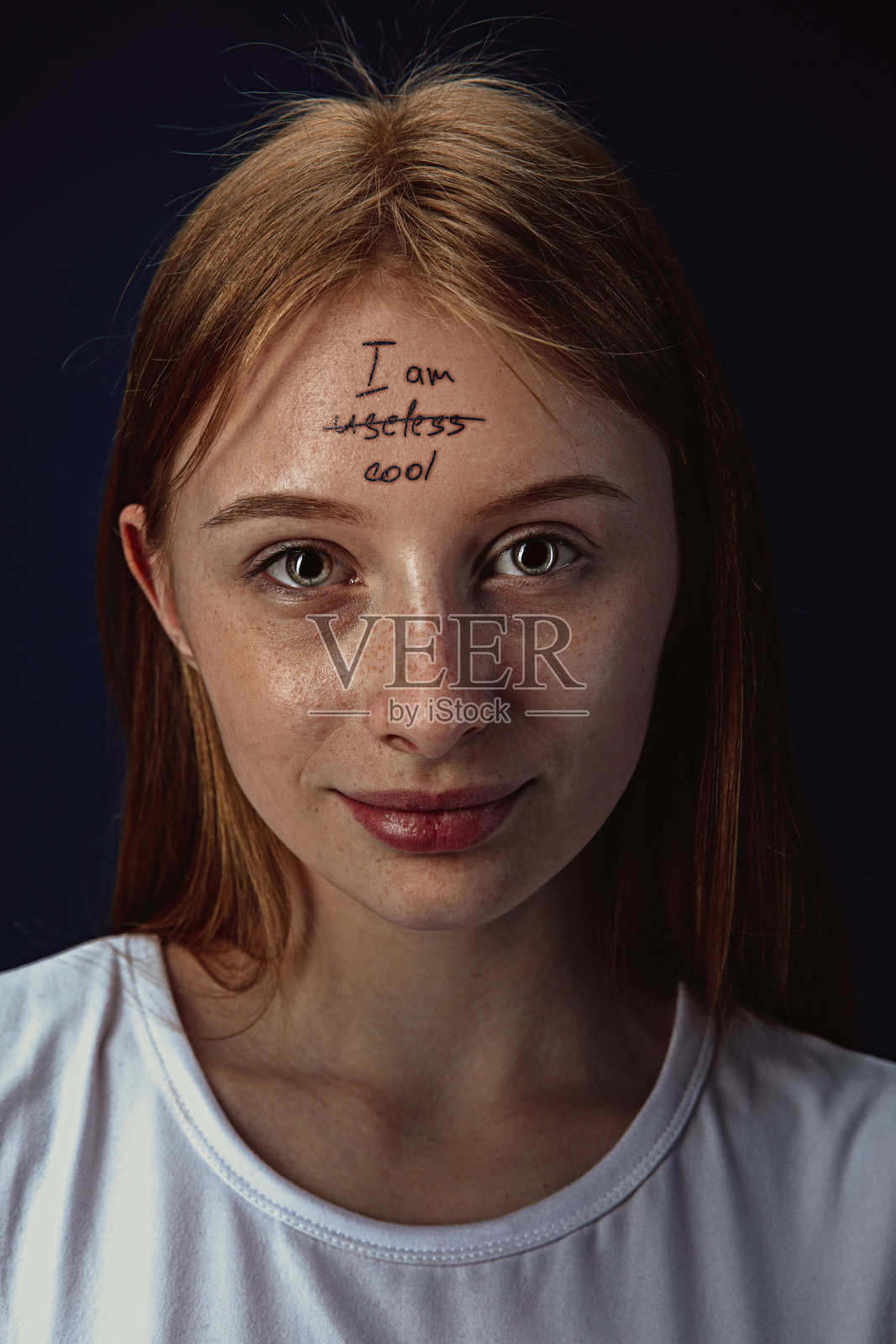 克服心理问题的年轻女子照片摄影图片