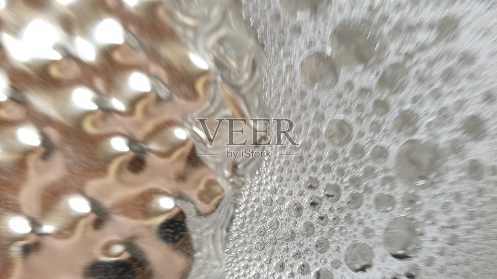 金属板上的肥皂泡和反光照片摄影图片