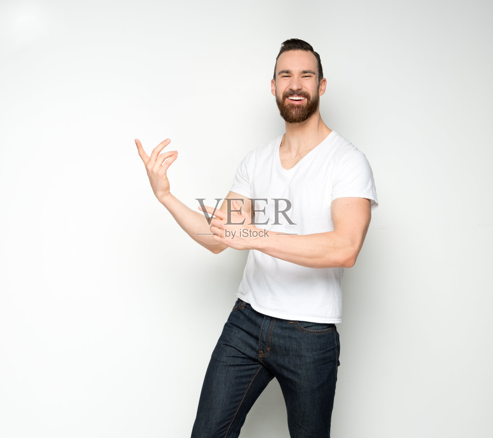 英俊的男子站在白色的背景与白衬衫照片摄影图片