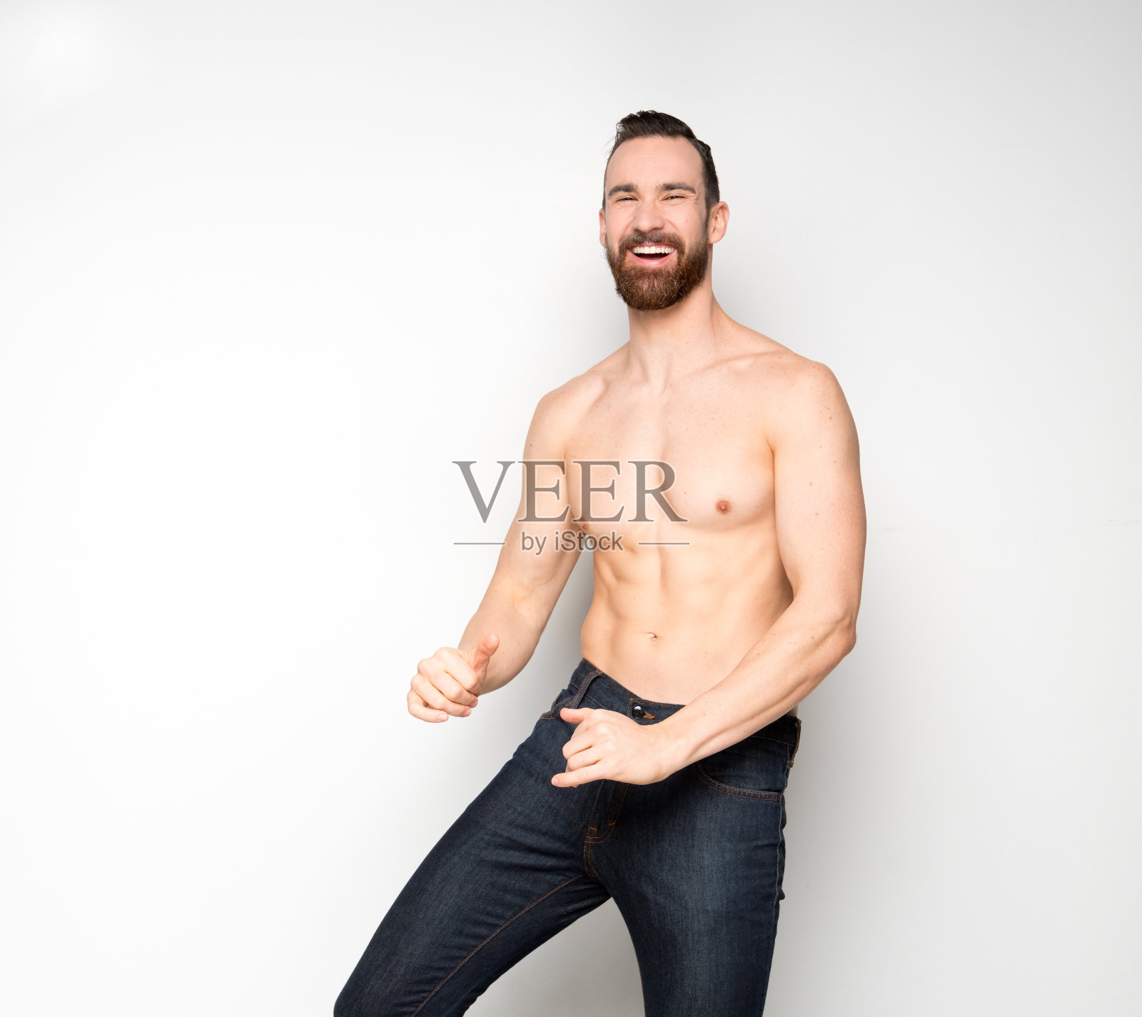 迷人的赤膊男子在白色的背景照片摄影图片