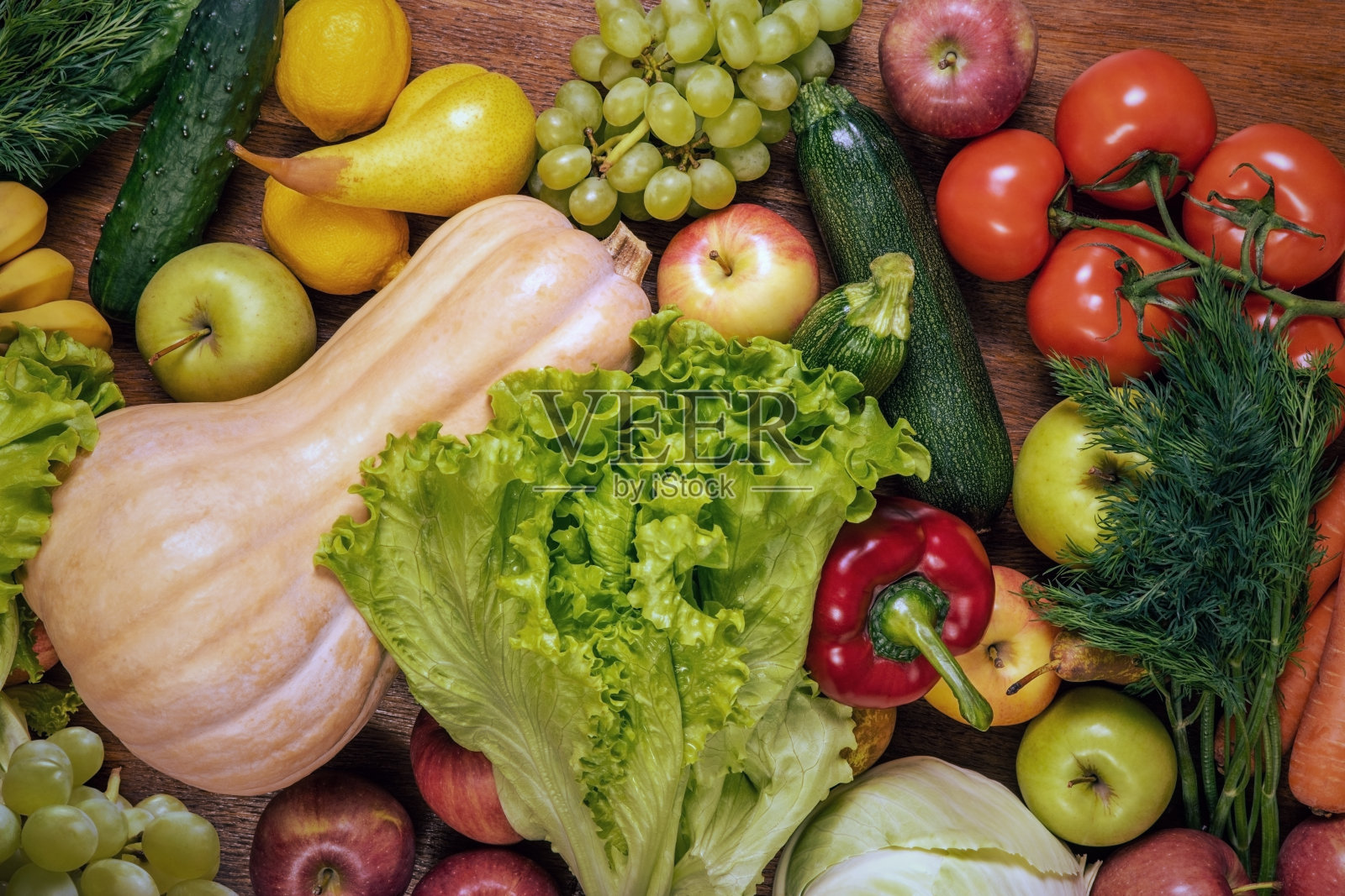 橡木桌子上放着各种新鲜的蔬菜和水果。照片摄影图片