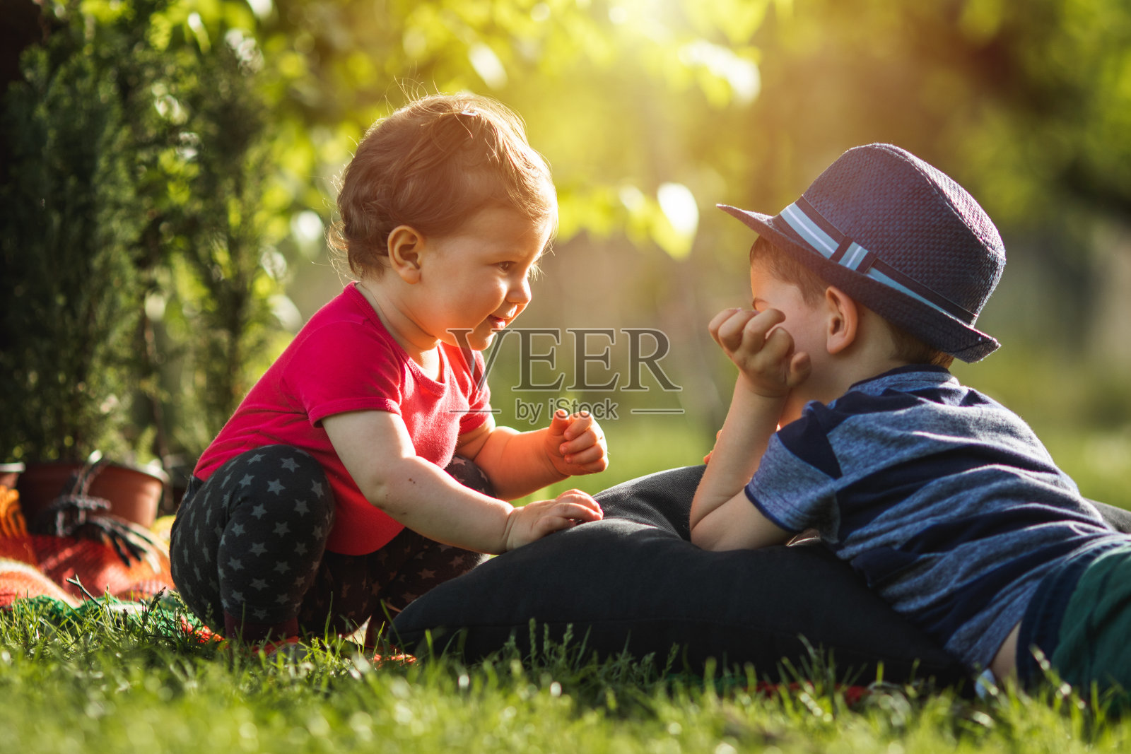 孩子们在户外玩耍照片摄影图片