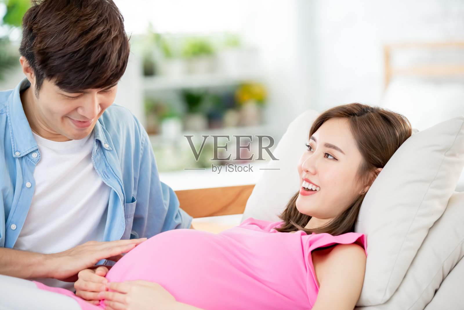 怀孕的女人和她的丈夫照片摄影图片