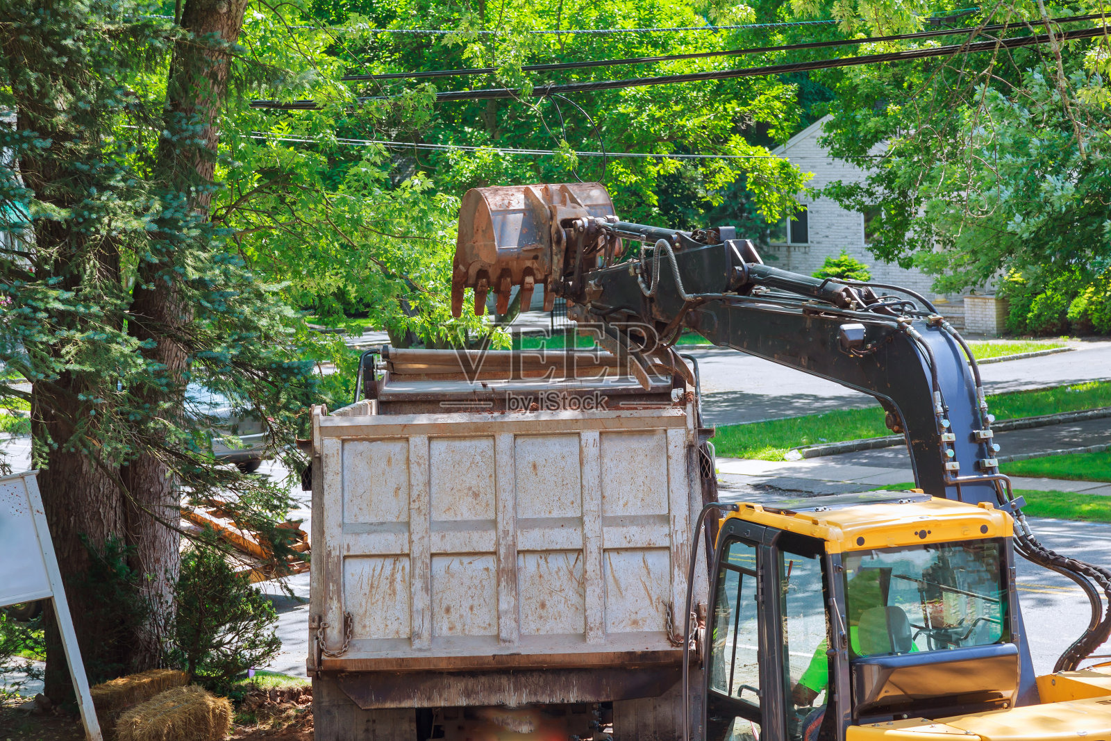 挖掘机正在建造房屋地基照片摄影图片