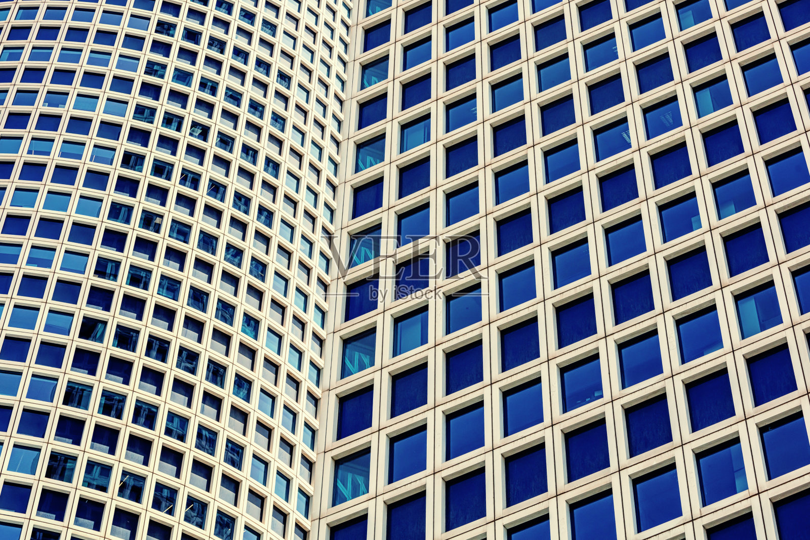 高层建筑的窗户照片摄影图片