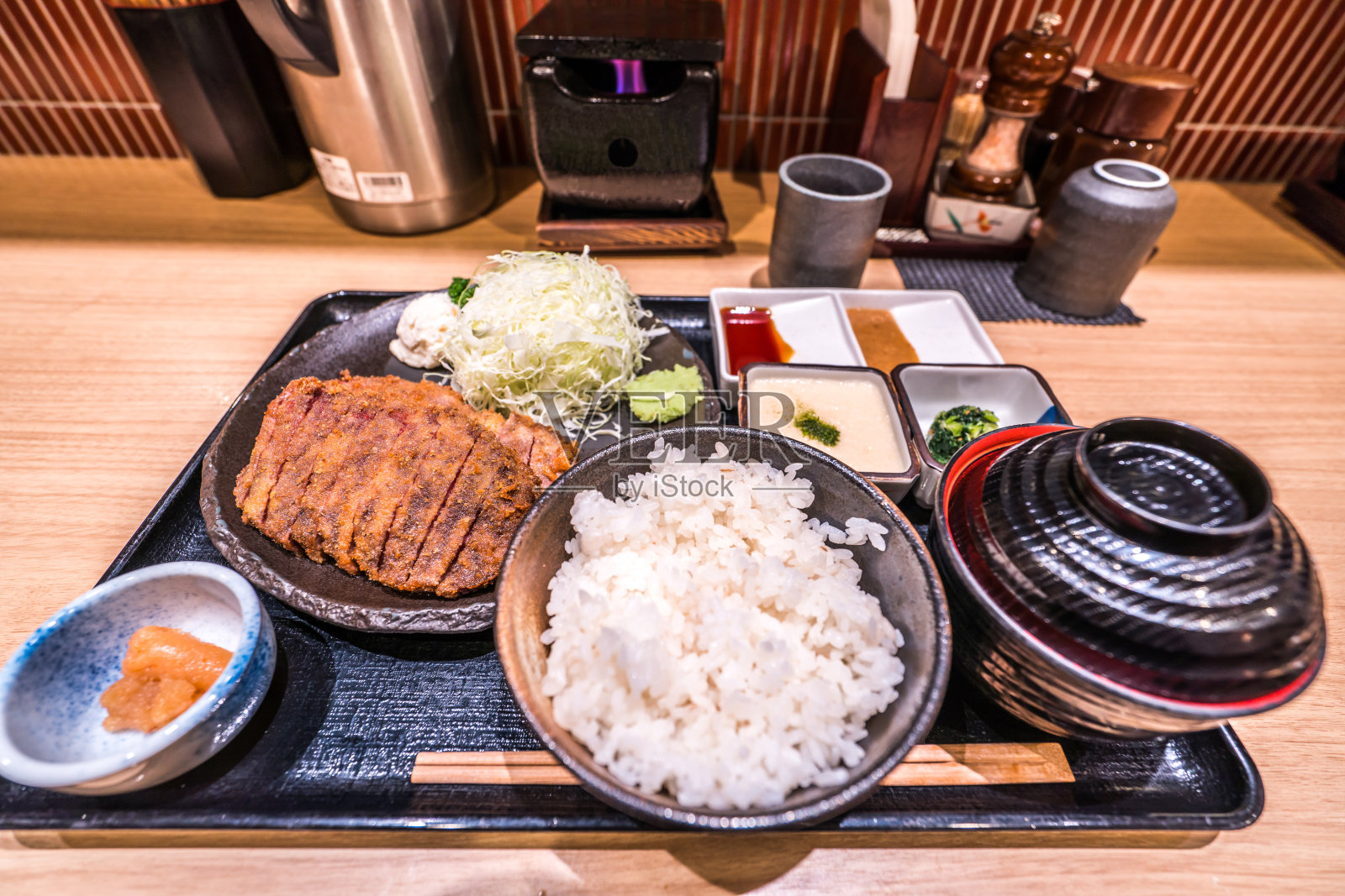 东京的炸牛肉、炸牛排、牛肉、日本料理照片摄影图片