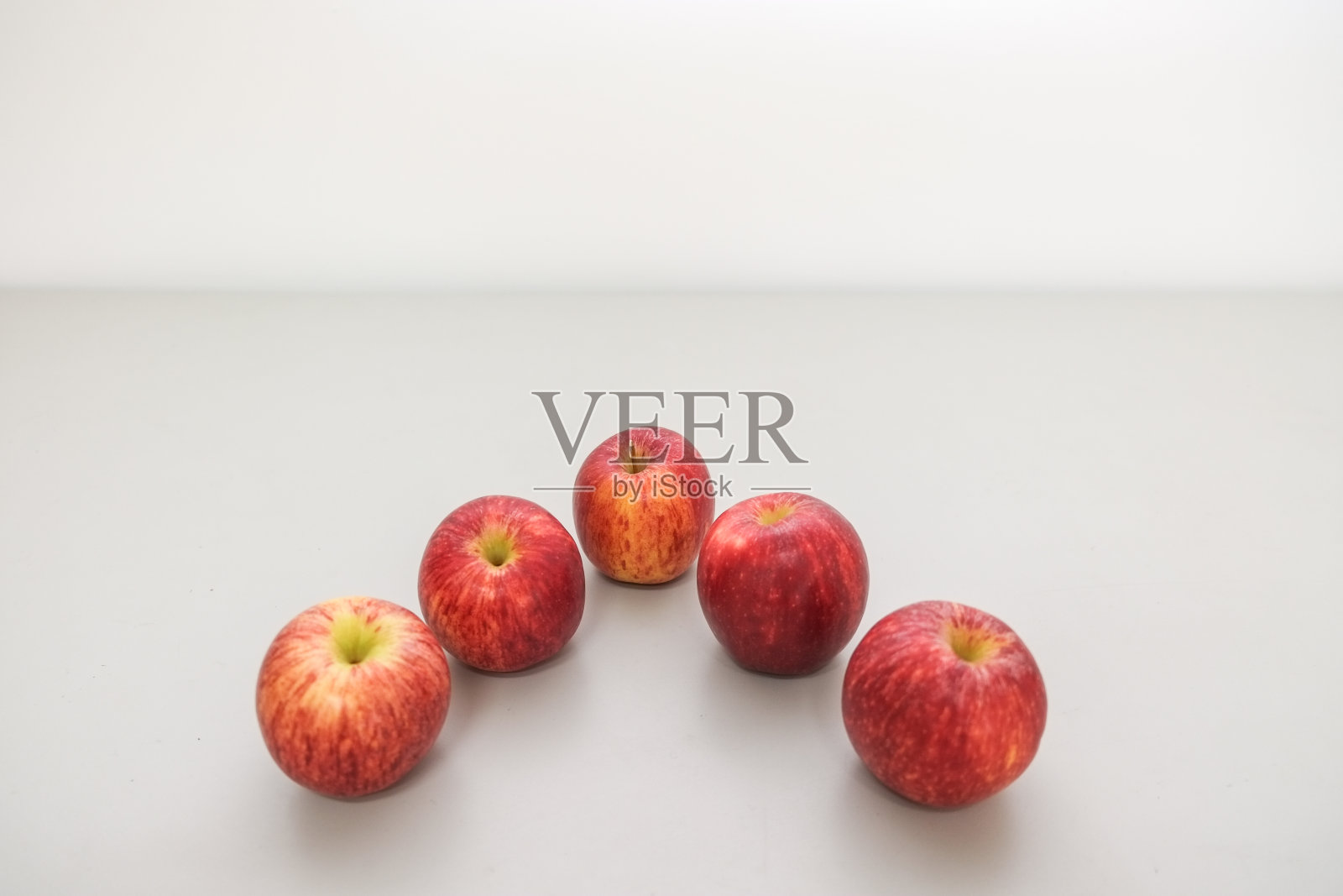 苹果放在白色背景上。照片摄影图片