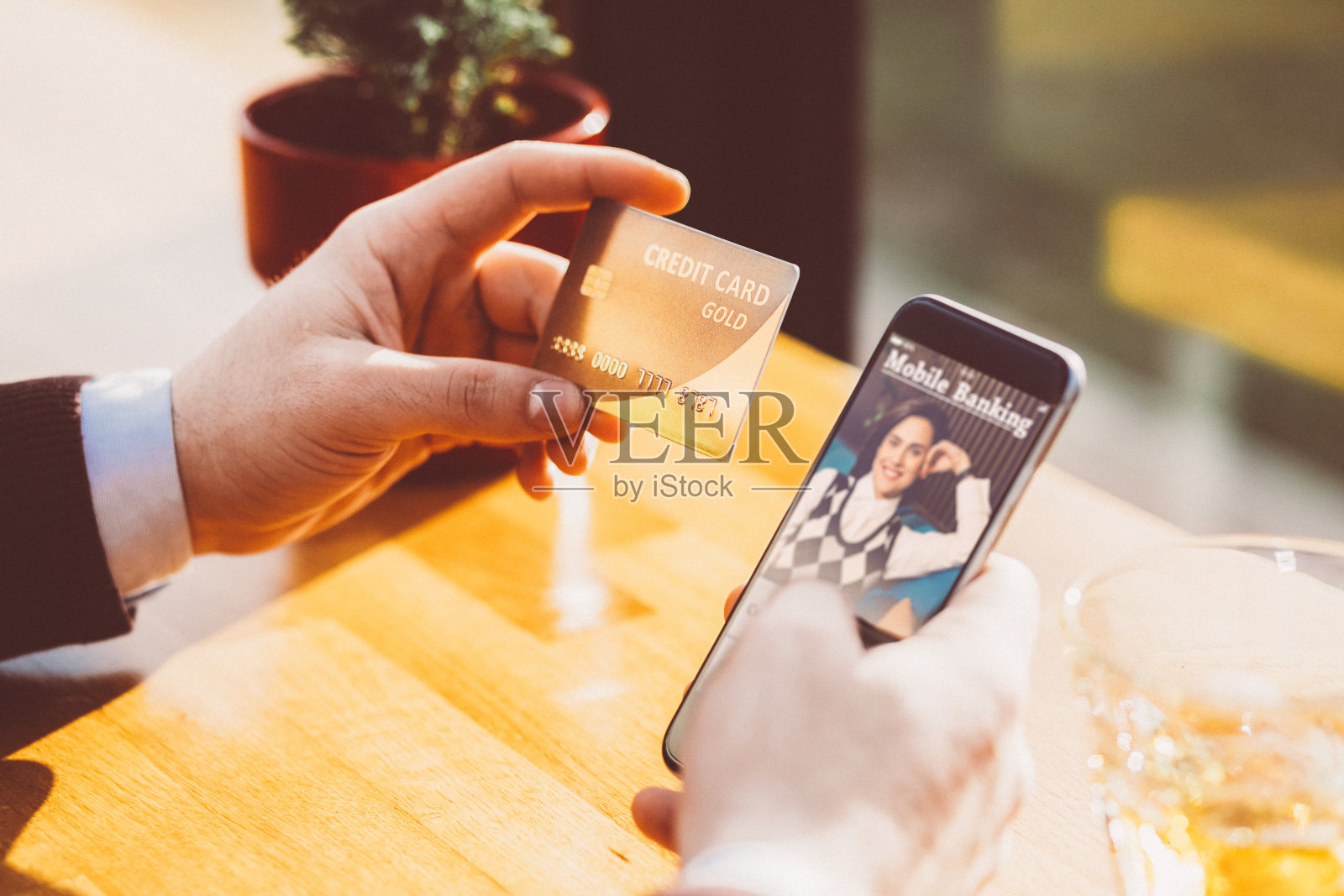 使用手机银行的人照片摄影图片