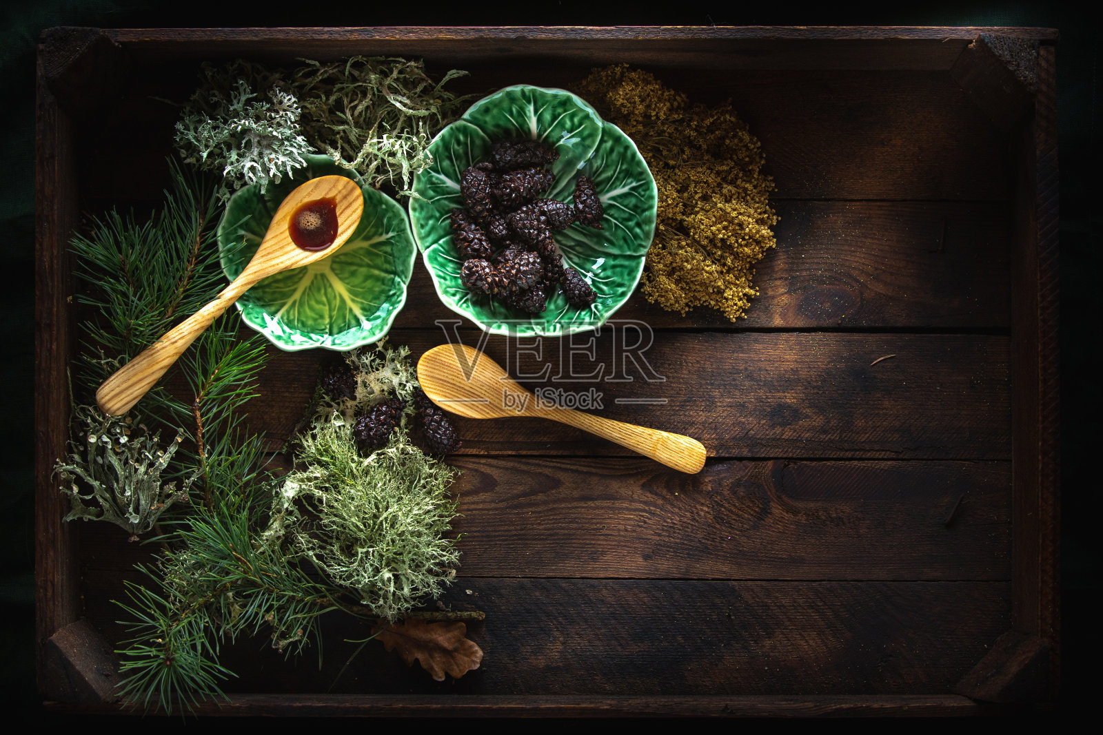 木背景上的雪松油和松果照片摄影图片