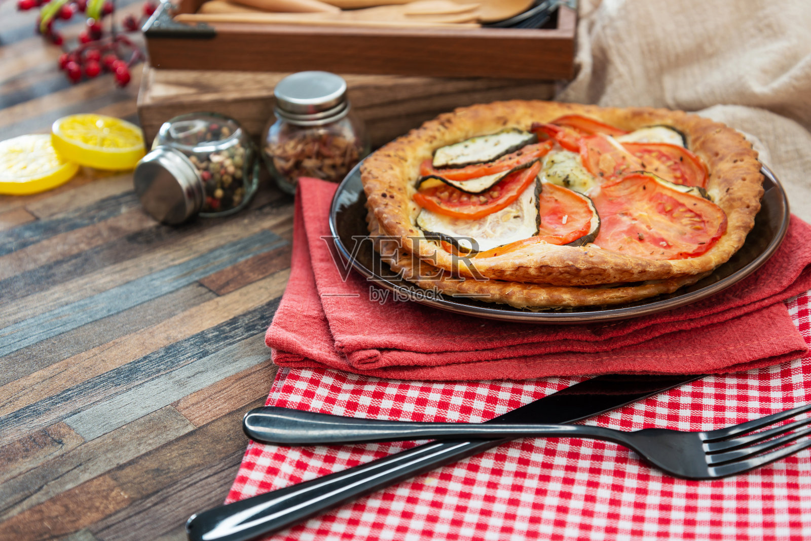 上好的番茄西葫芦挞，马苏里拉奶酪，香蒜沙司和初榨橄榄油照片摄影图片