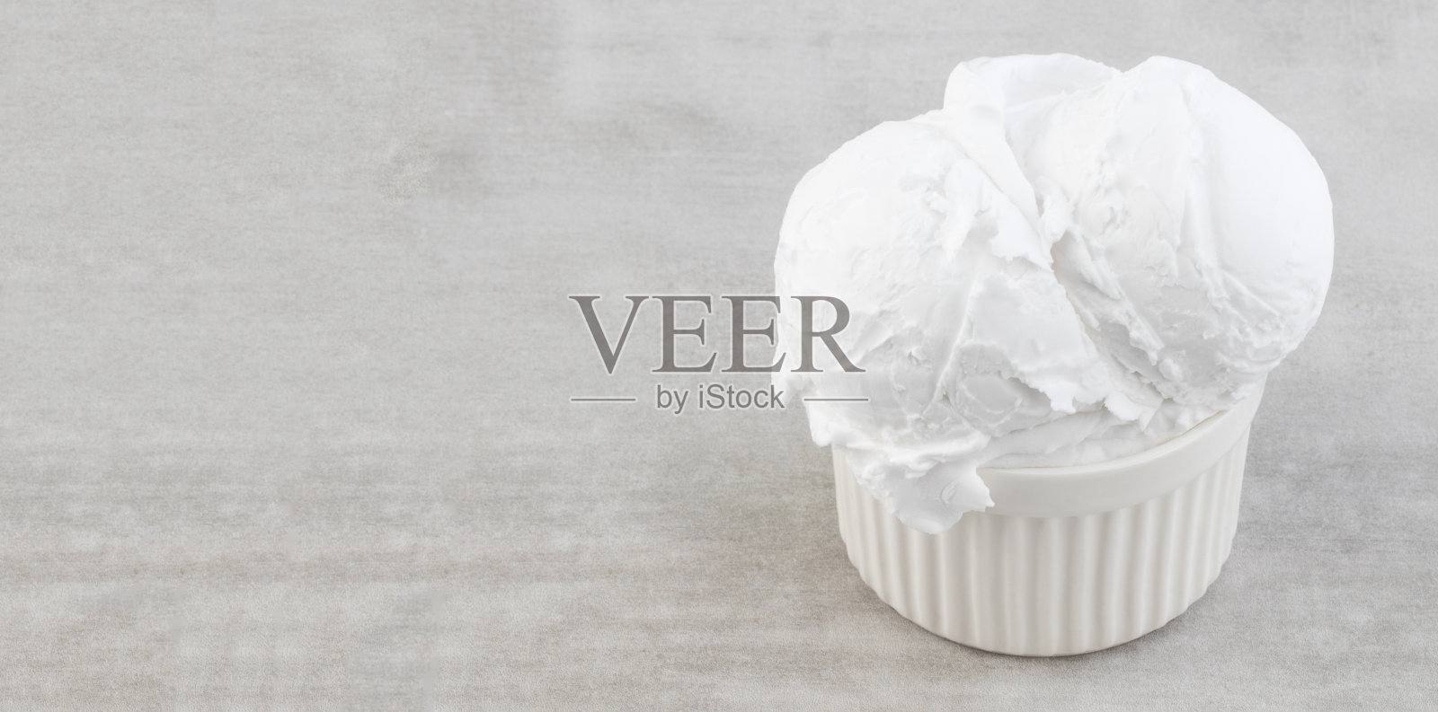 一盘有拷贝空间的香草冰淇淋球照片摄影图片