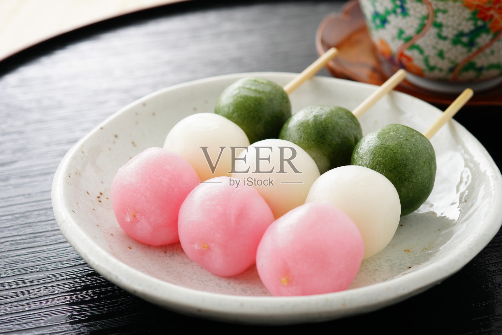 Sanshoku Dango。三个颜色的饺子。照片摄影图片