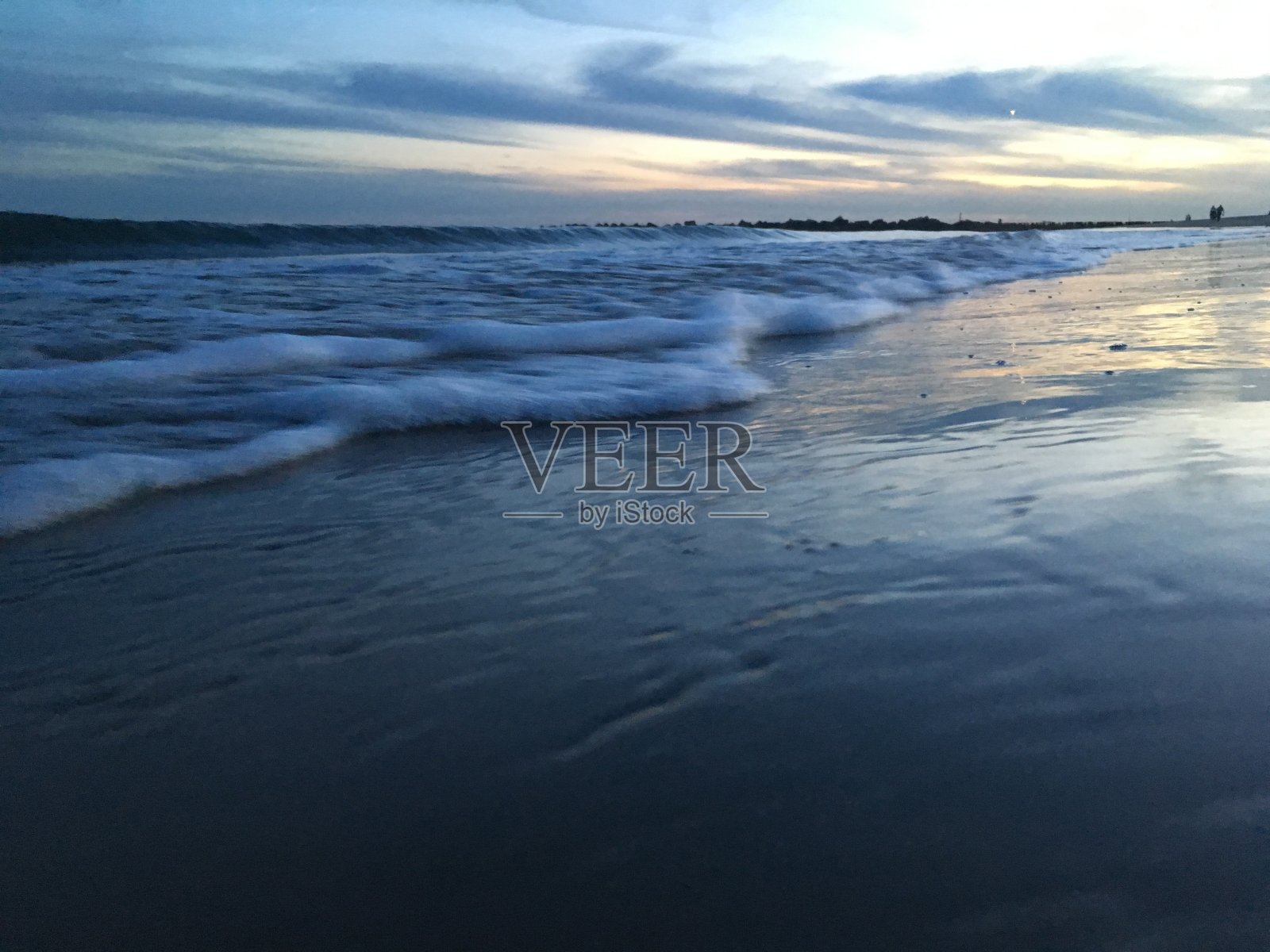 纽约布鲁克林春天康尼岛海滩上的日落。照片摄影图片