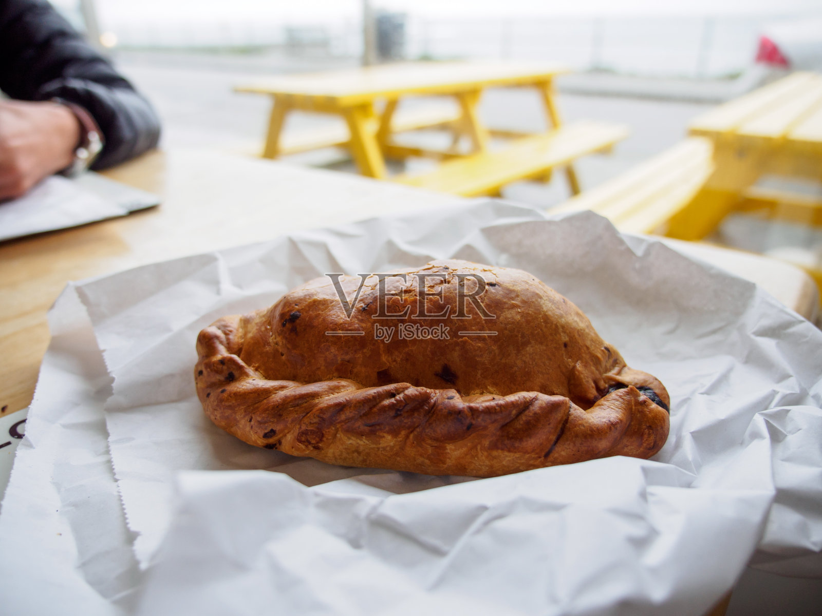 康沃尔牛排馅饼在海边咖啡馆，塞嫩湾，英国照片摄影图片