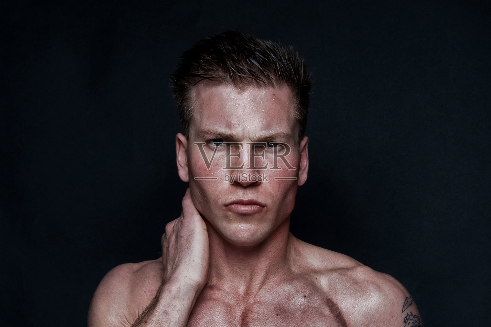 性感的男性拳击手在黑色的背景照片摄影图片