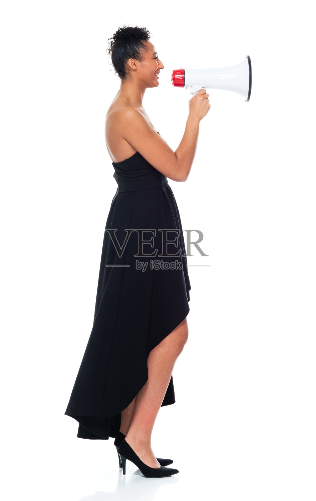 非洲裔美国妇女穿着美丽的黑色连衣裙-使用扩音器照片摄影图片