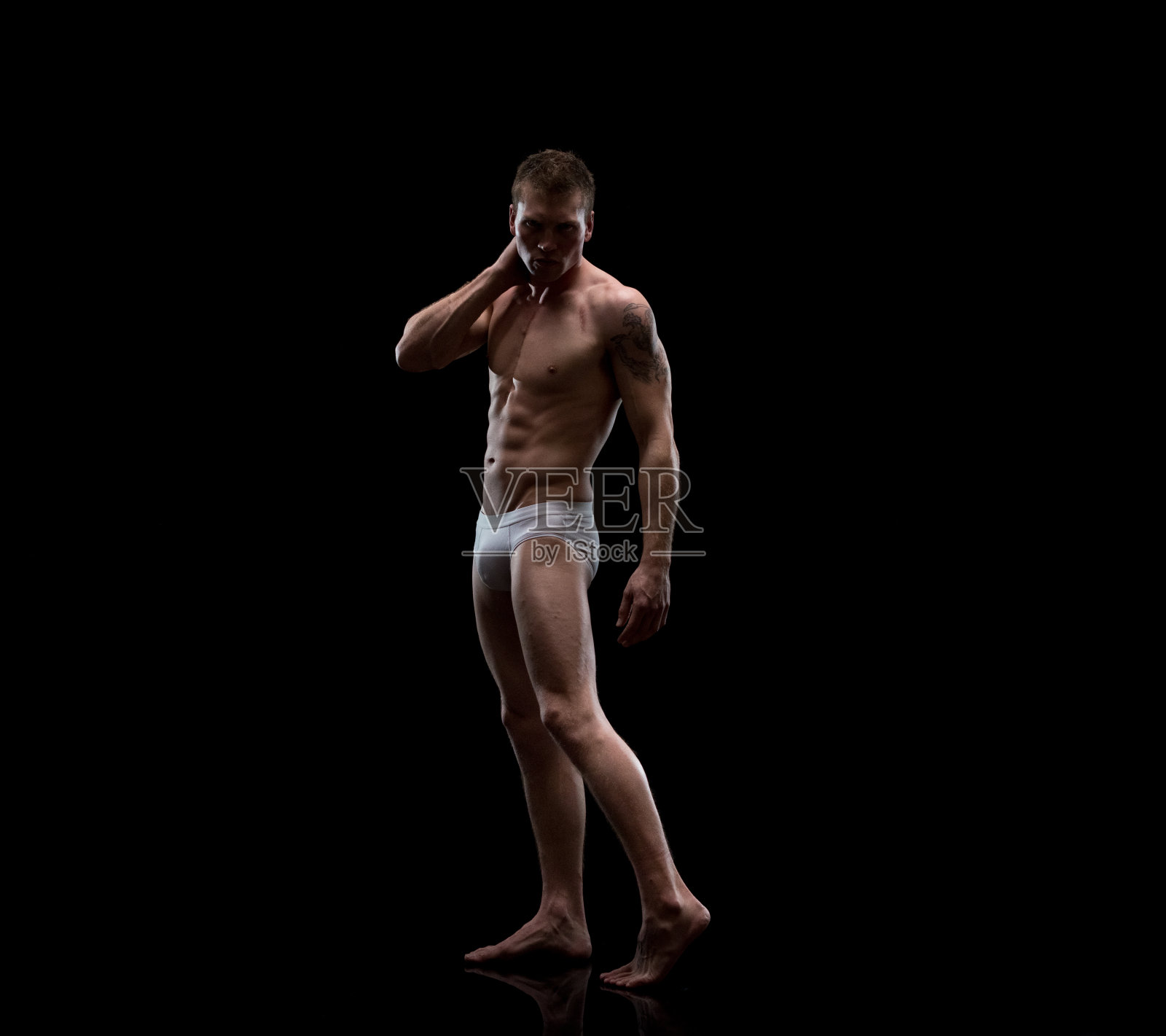 性感的男人穿着内衣在黑色的背景照片摄影图片