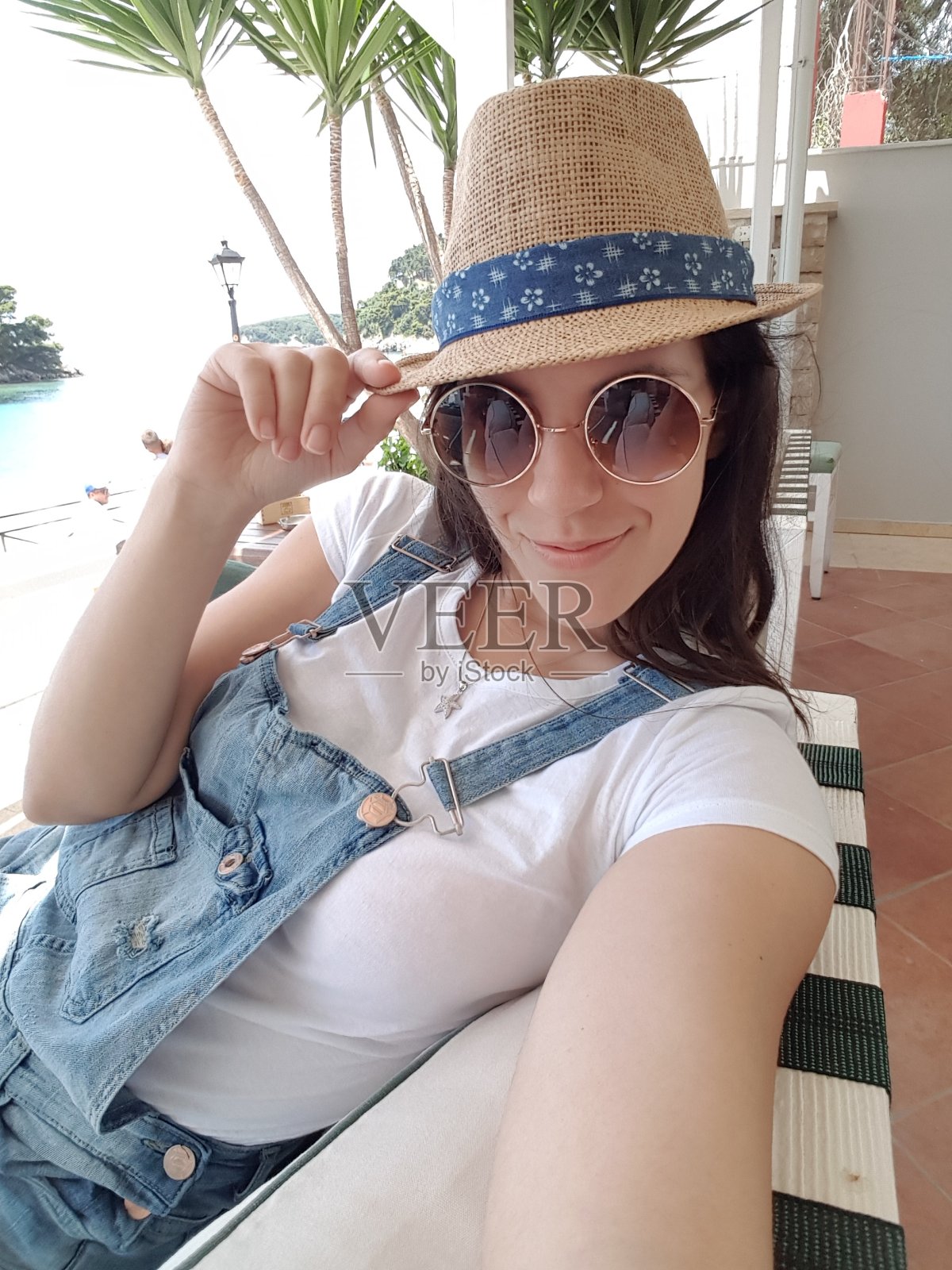 海滨咖啡厅自拍照片摄影图片