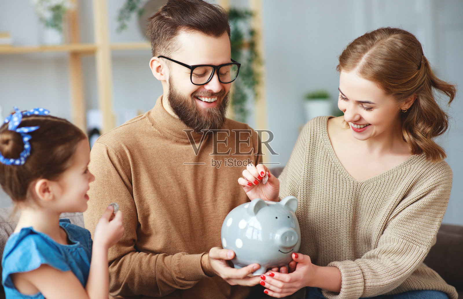 家庭储蓄，预算规划，孩子的零花钱。有存钱罐的家庭照片摄影图片