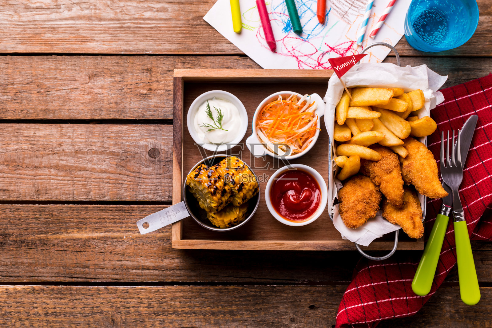 儿童餐-鸡条，薯条，烤玉米和沙拉照片摄影图片