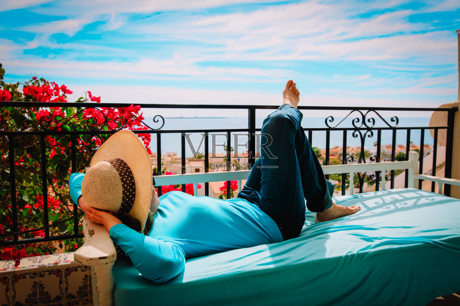 年轻女子在风景优美的阳台露台上放松照片摄影图片