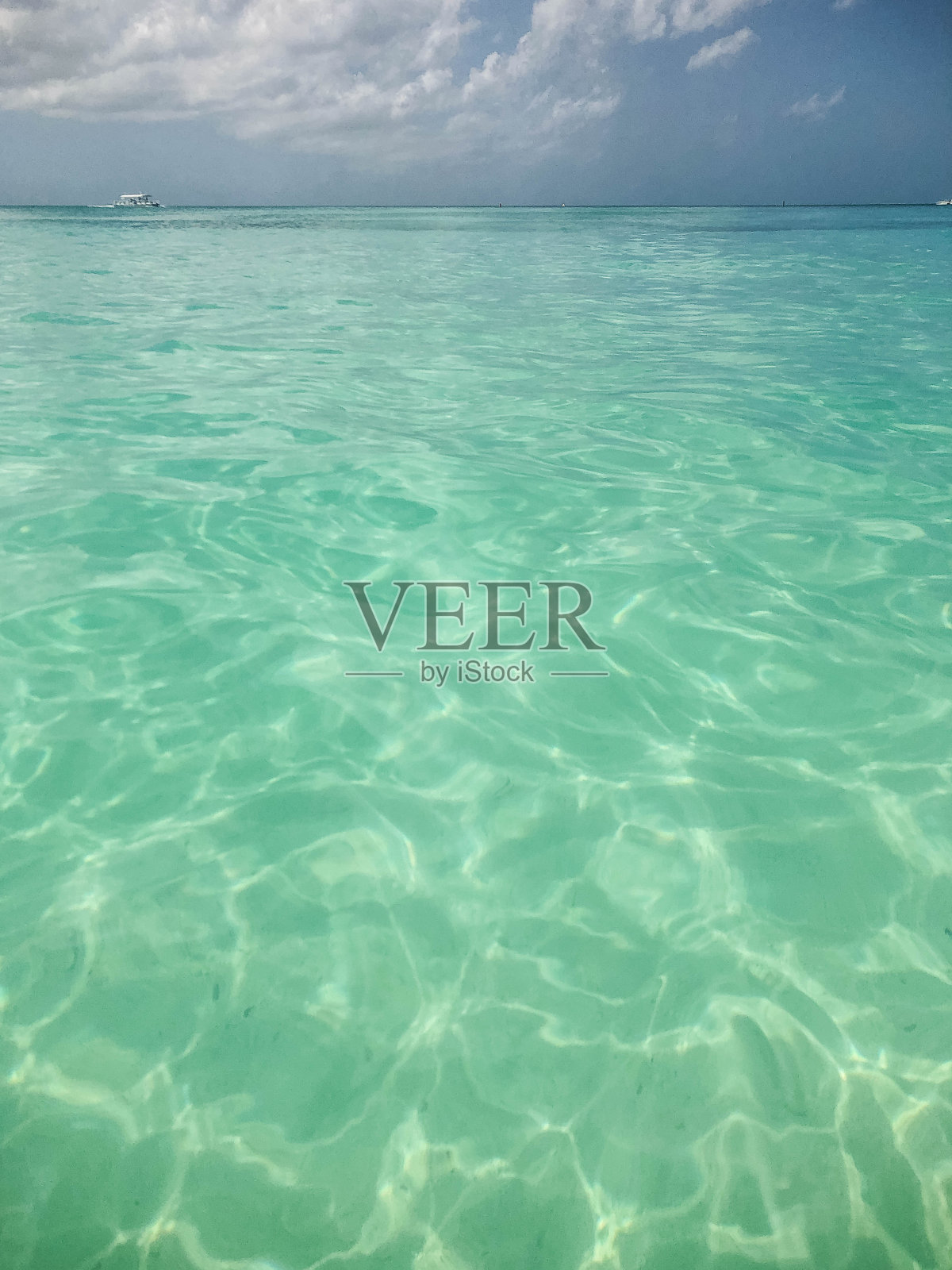 分割地平线的水和蓝色的天空与云照片摄影图片