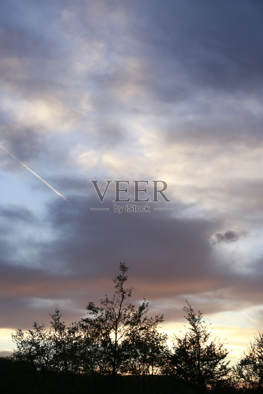 日落的田野和河流照片摄影图片