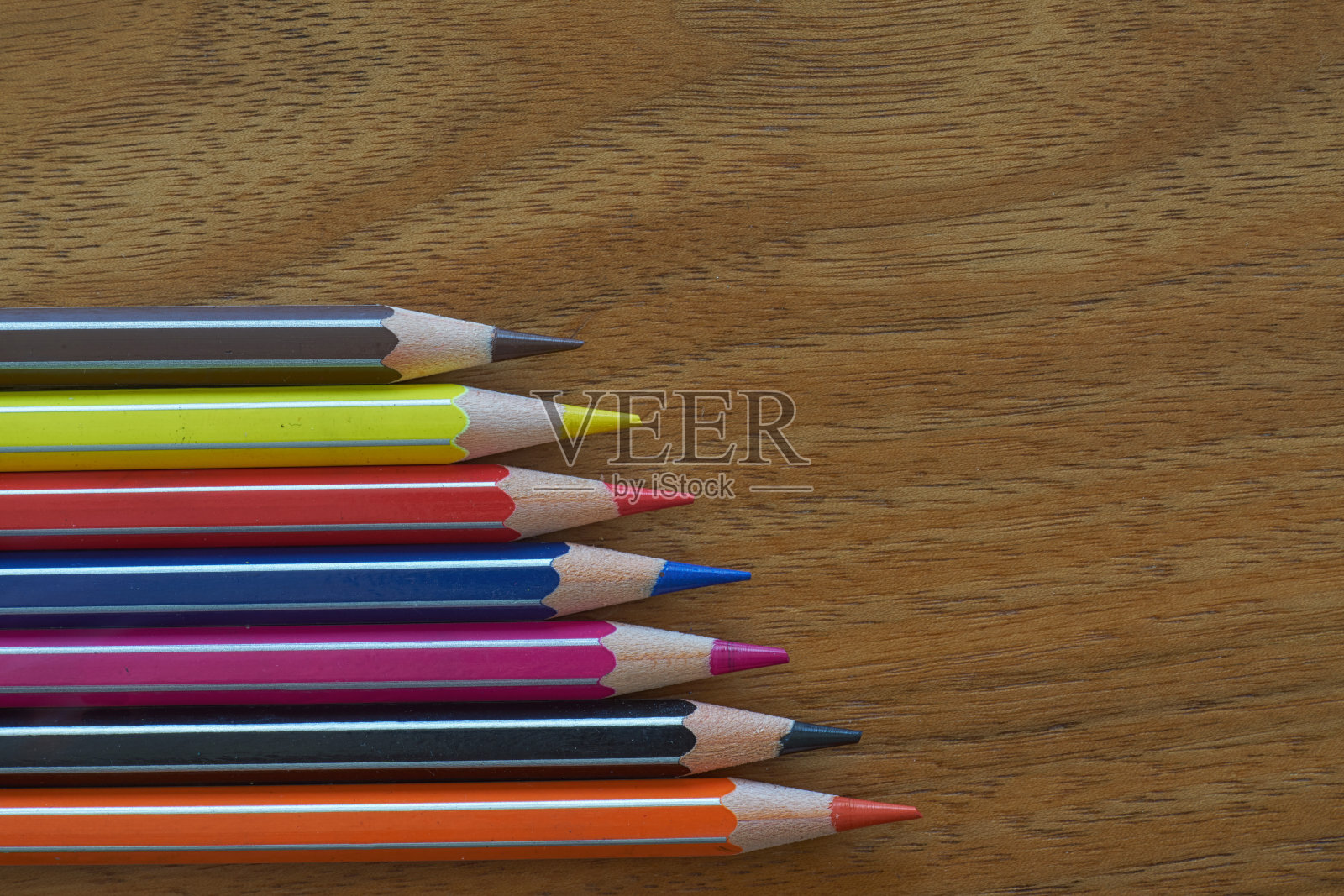 彩色铅笔水平对齐在一个木制的背景照片摄影图片