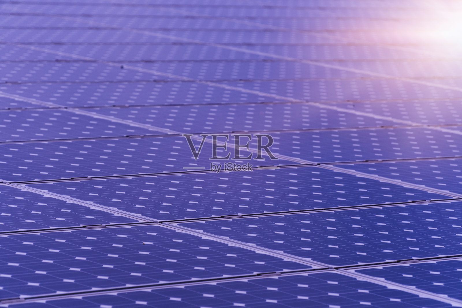 太阳能电池板。拥有晴朗蓝天和阳光的太阳能发电站。照片摄影图片